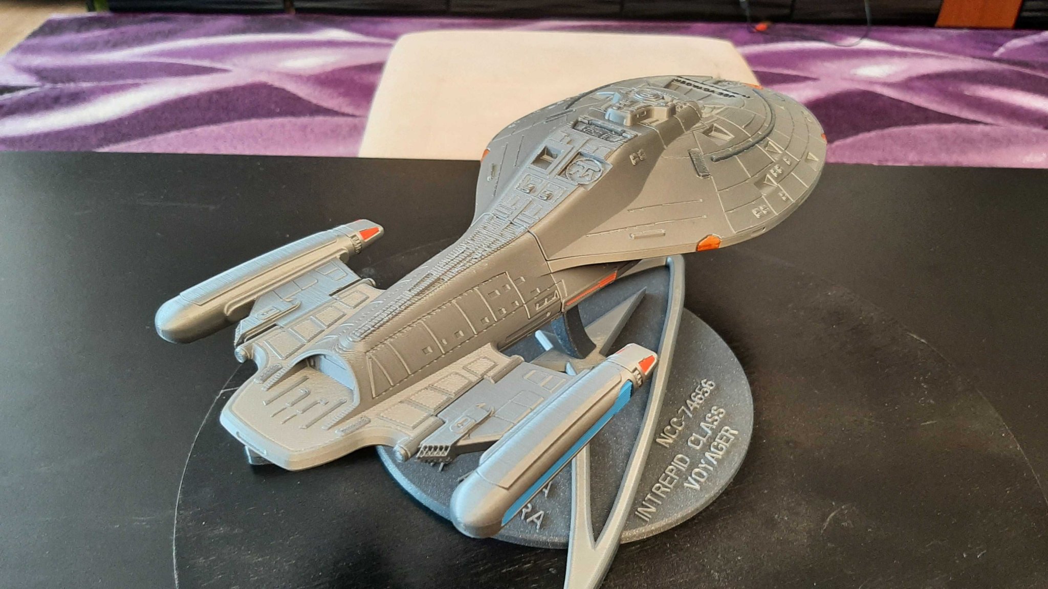 NCC-74656 Voyager - Mô hình tàu lớp Intrepid từ Star Trek