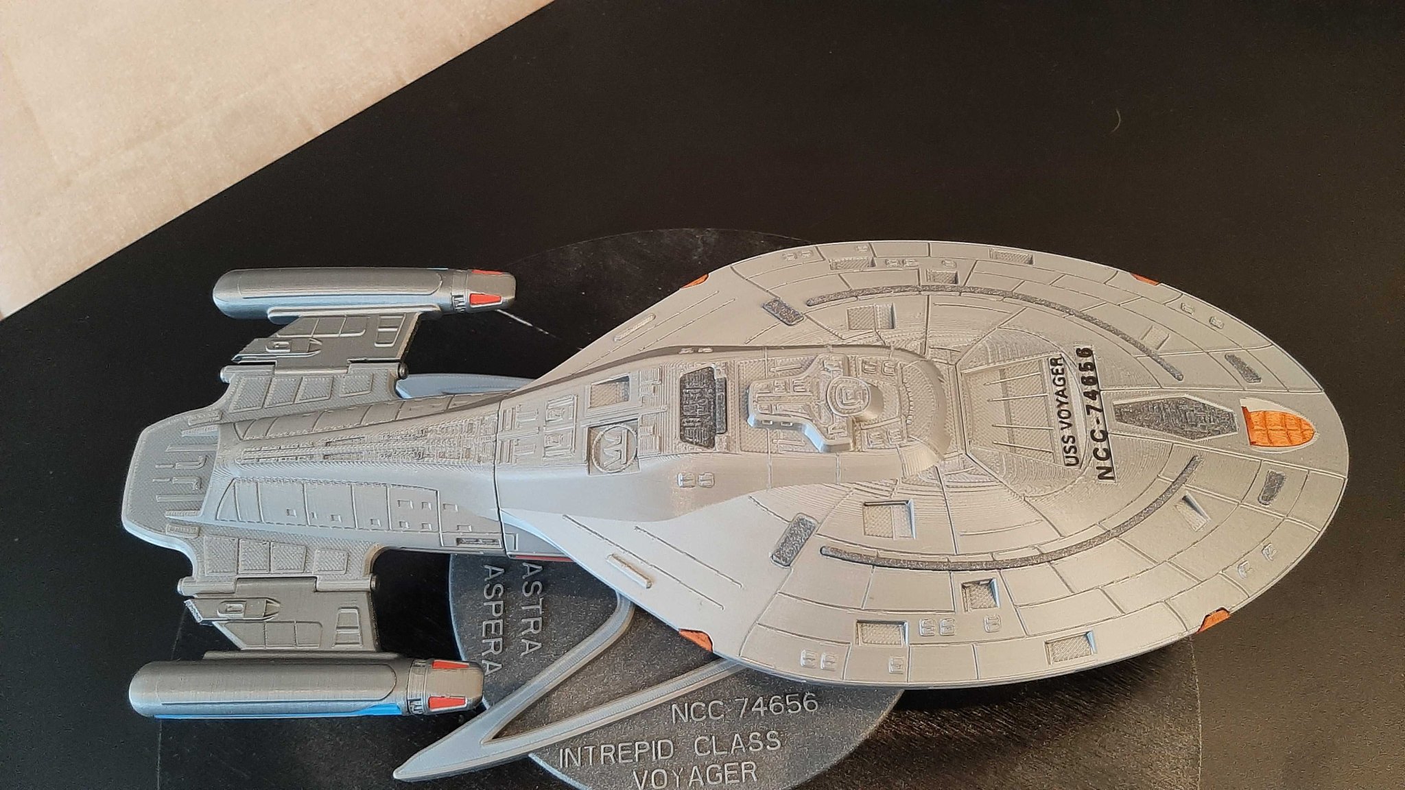 NCC-74656 Voyager - Mô hình tàu lớp Intrepid từ Star Trek
