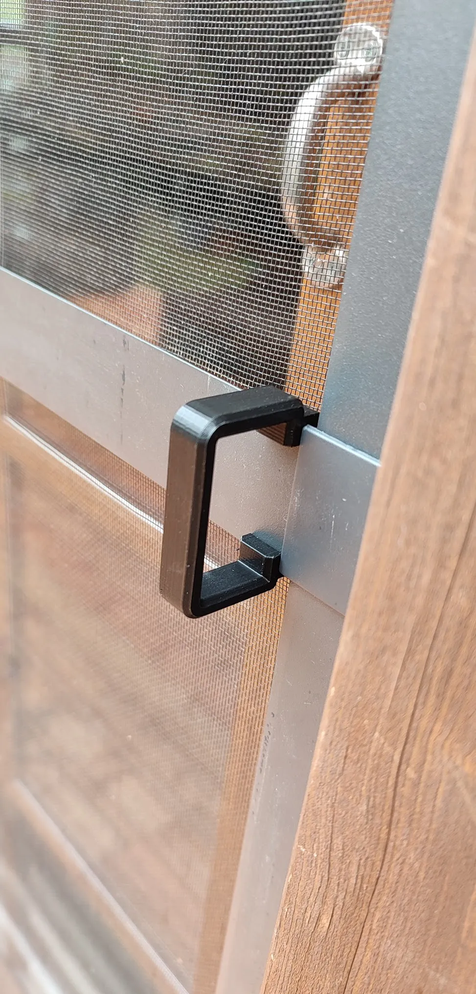 Tay cầm lớn cho cửa lưới có thể sử dụng bằng tay bẩn