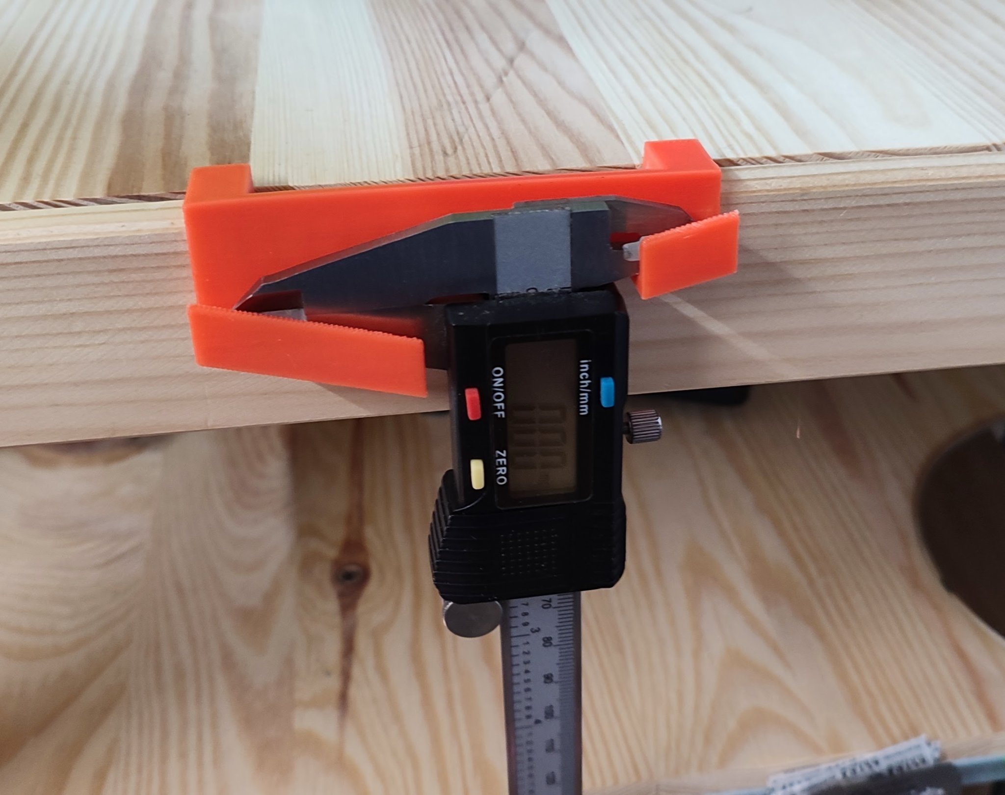 Giá đỡ thước kẹp kỹ thuật số cho hệ thống kệ Ikea Ivar