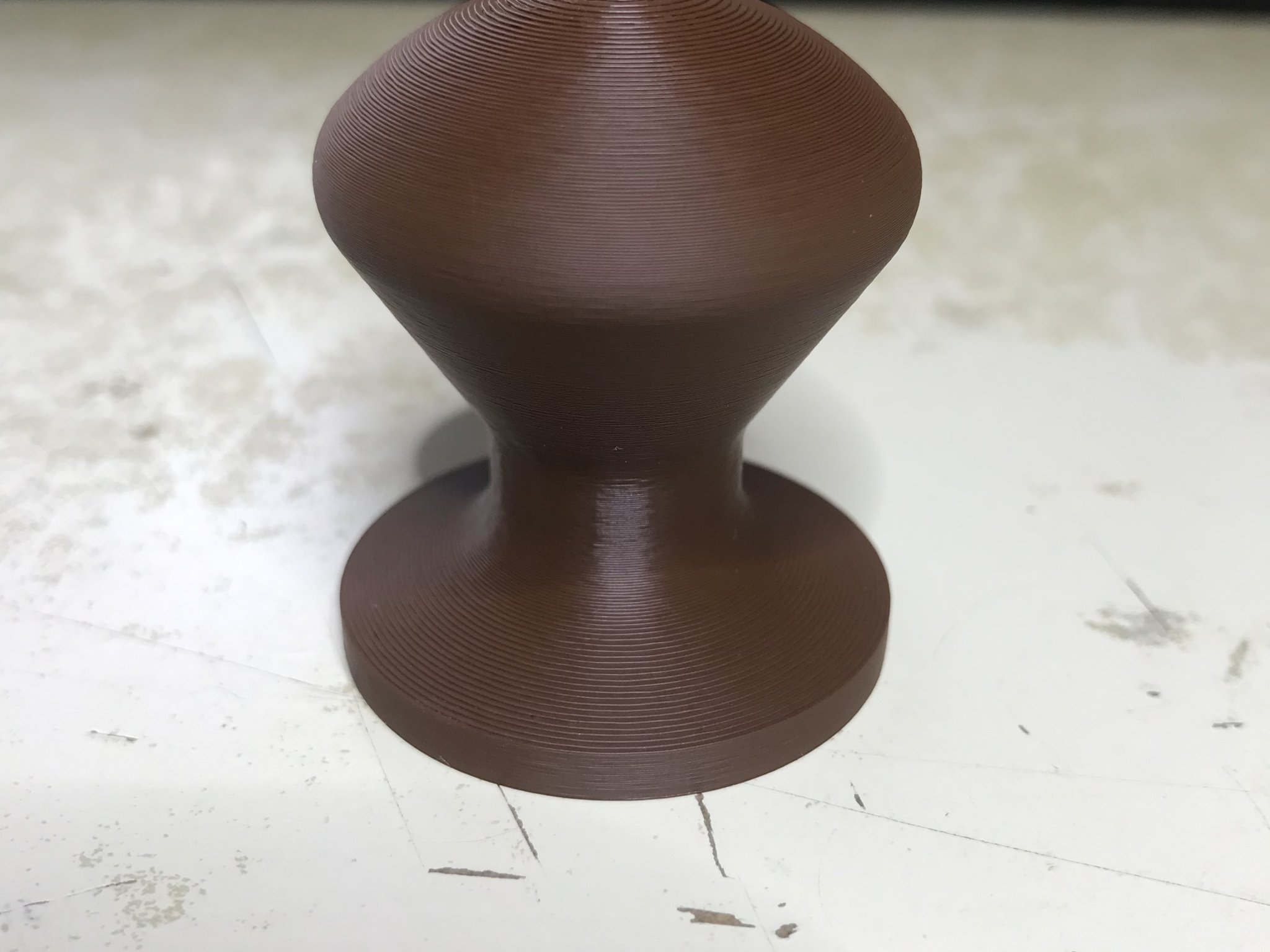 Tay nắm thay thế cho ngăn kéo phòng khách của bà