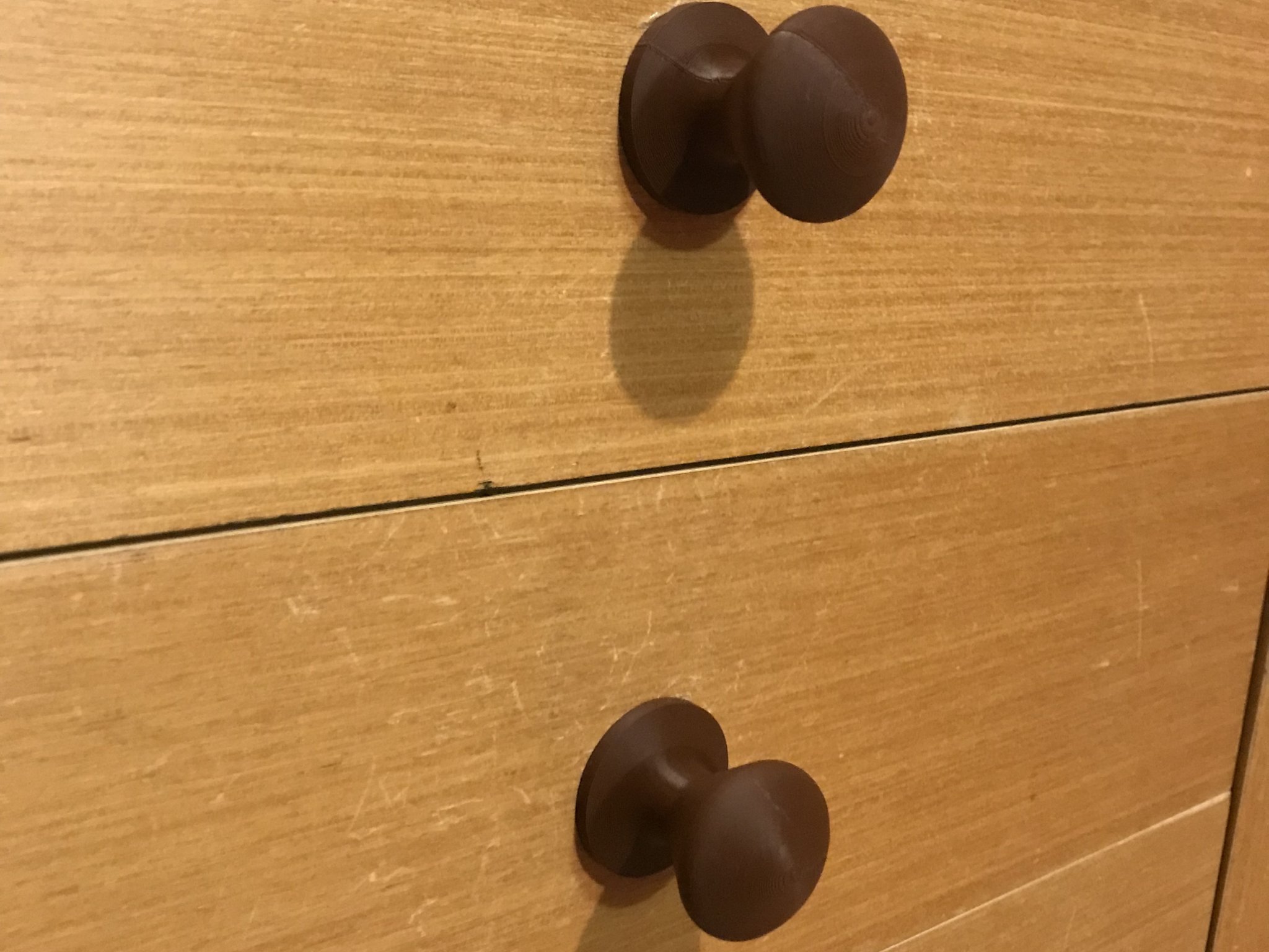 Tay nắm thay thế cho ngăn kéo phòng khách của bà