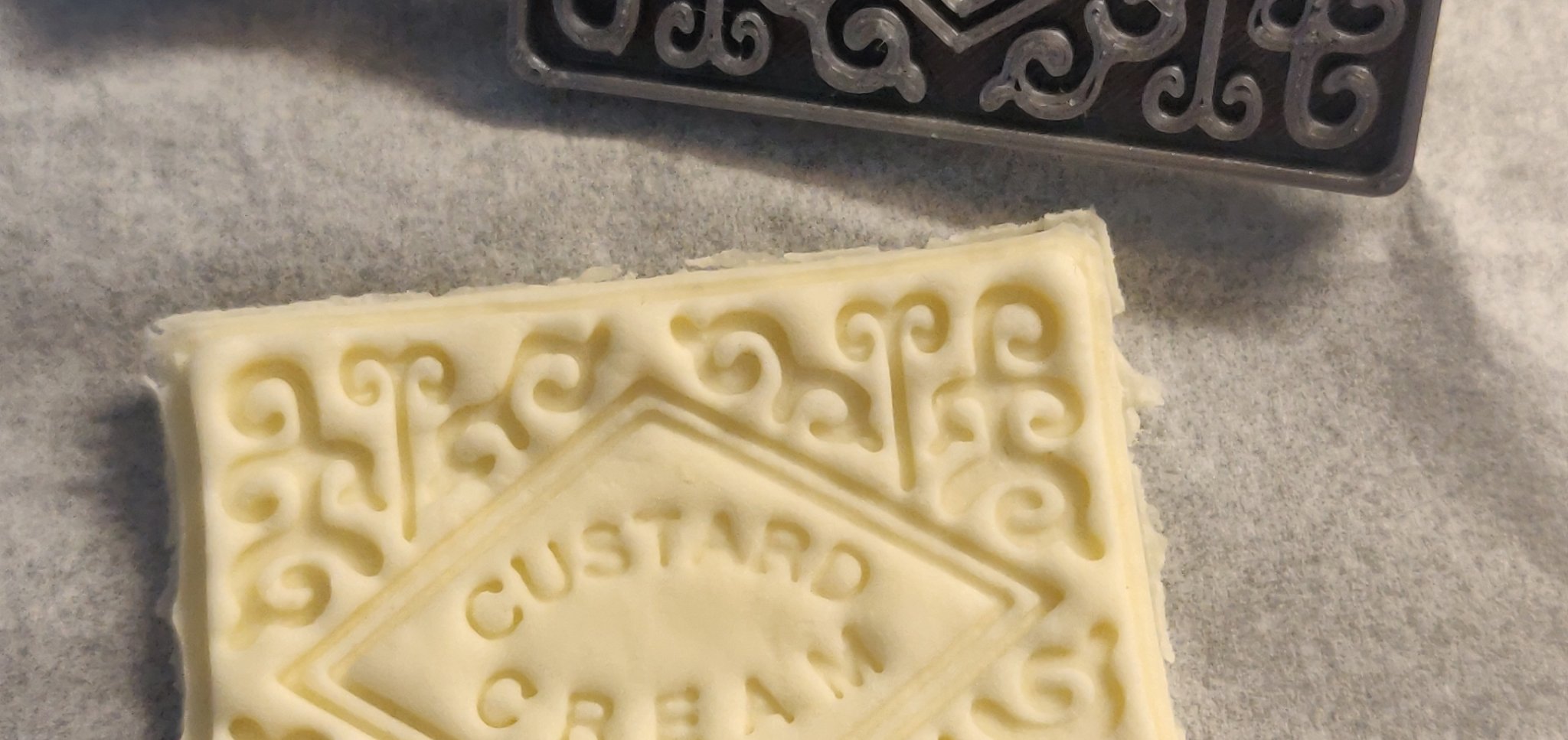 Cutter và con dấu kem custard theo phong cách Great British Bake Off