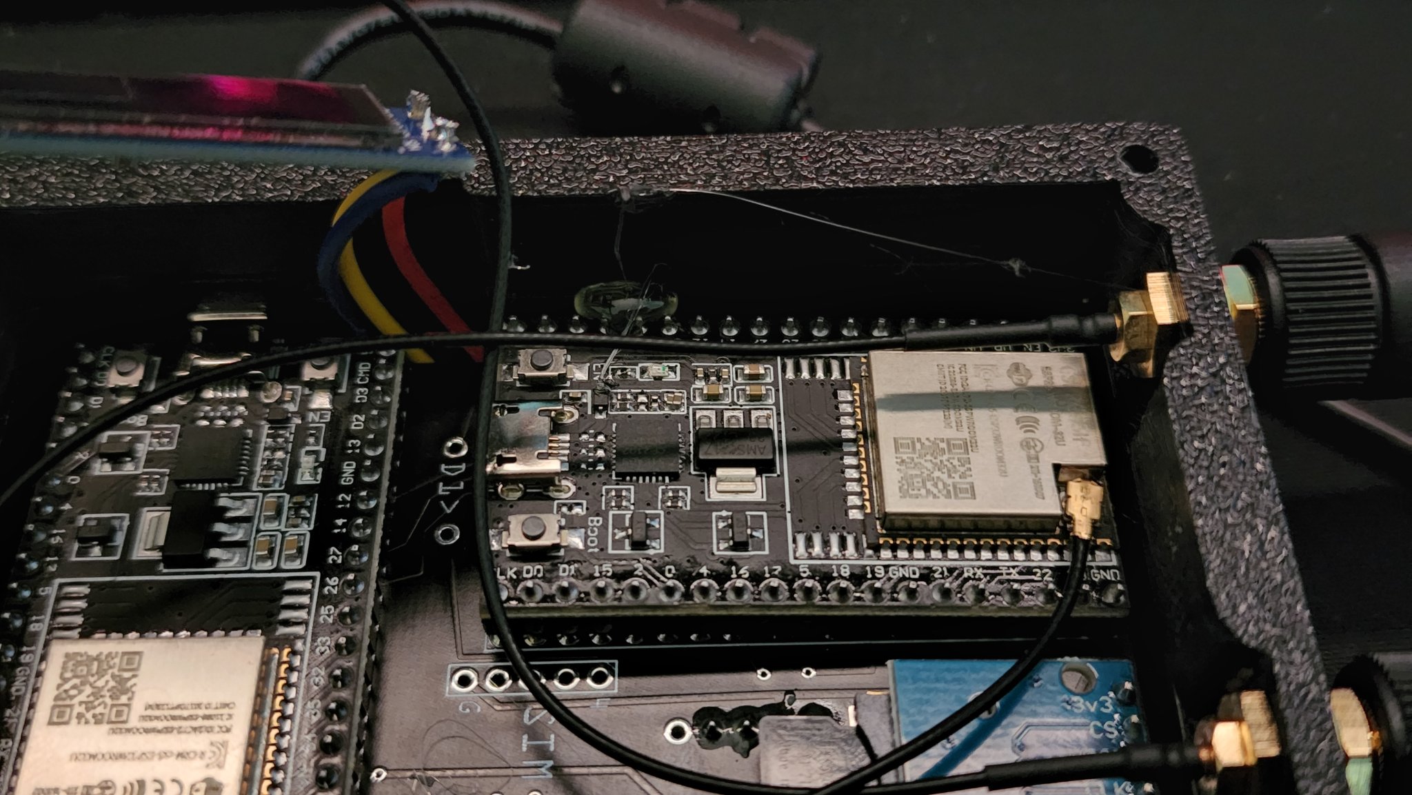 Giá đỡ cho bo mạch wardriver jhewitt dựa trên ESP32