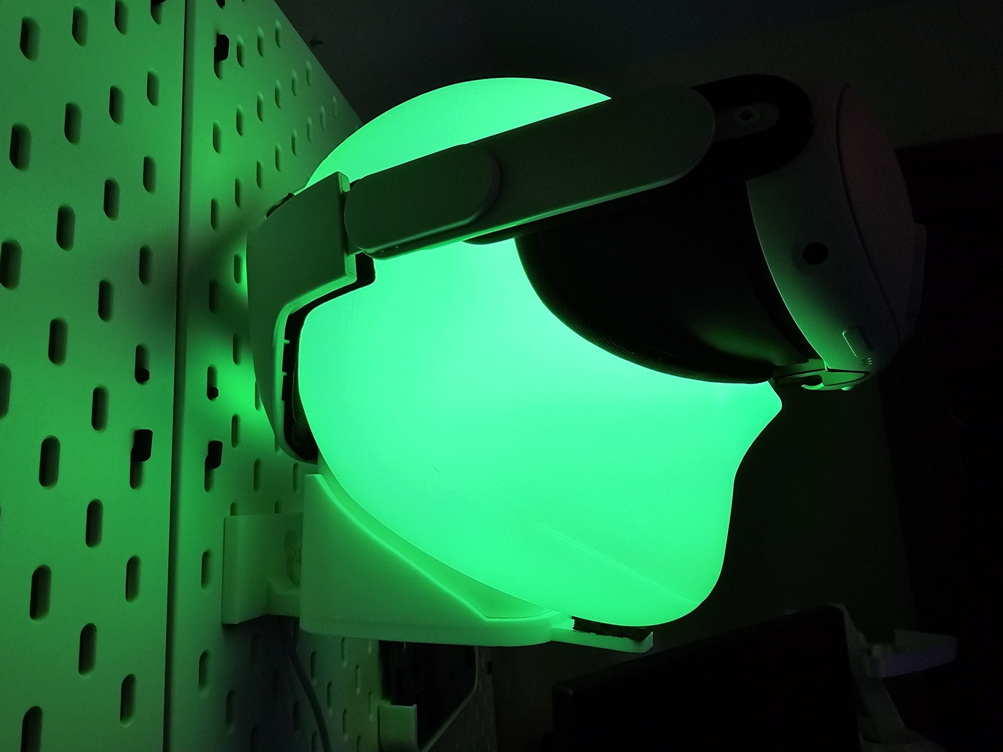 Đèn đầu Ikea ISKÄRNA gắn trên giá Skadis của Søren Nørgaard