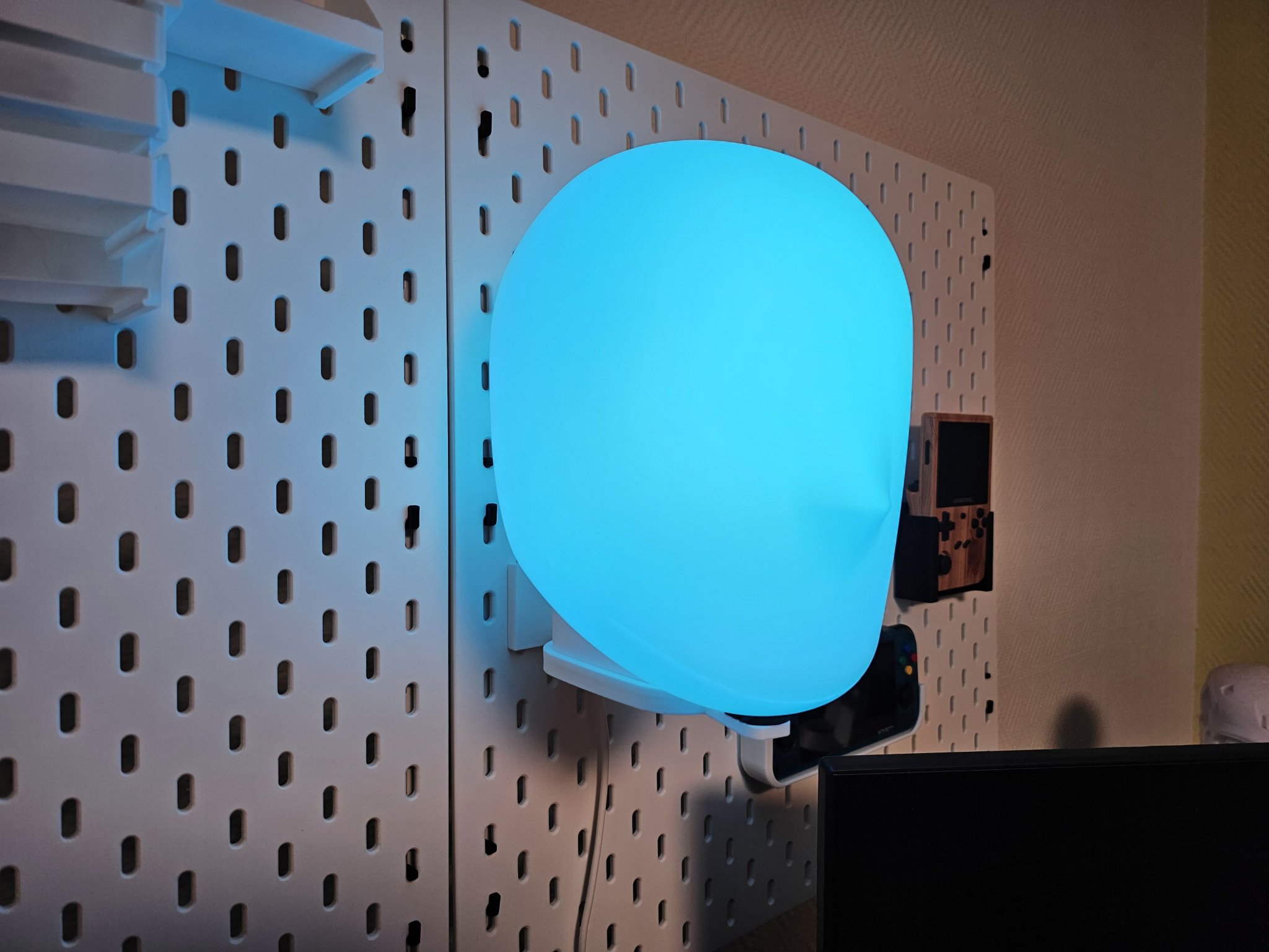 Đèn đầu Ikea ISKÄRNA gắn trên giá Skadis của Søren Nørgaard