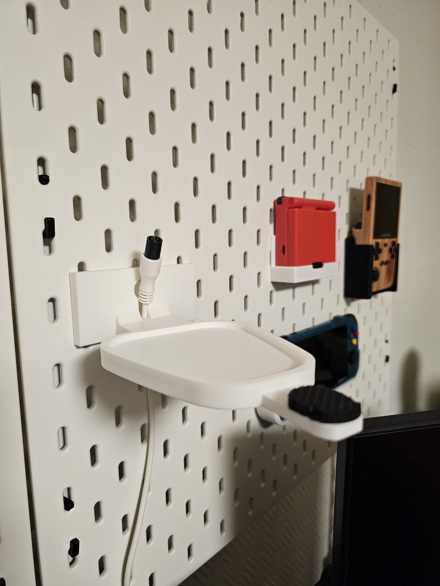 Đèn đầu Ikea ISKÄRNA gắn trên giá Skadis của Søren Nørgaard