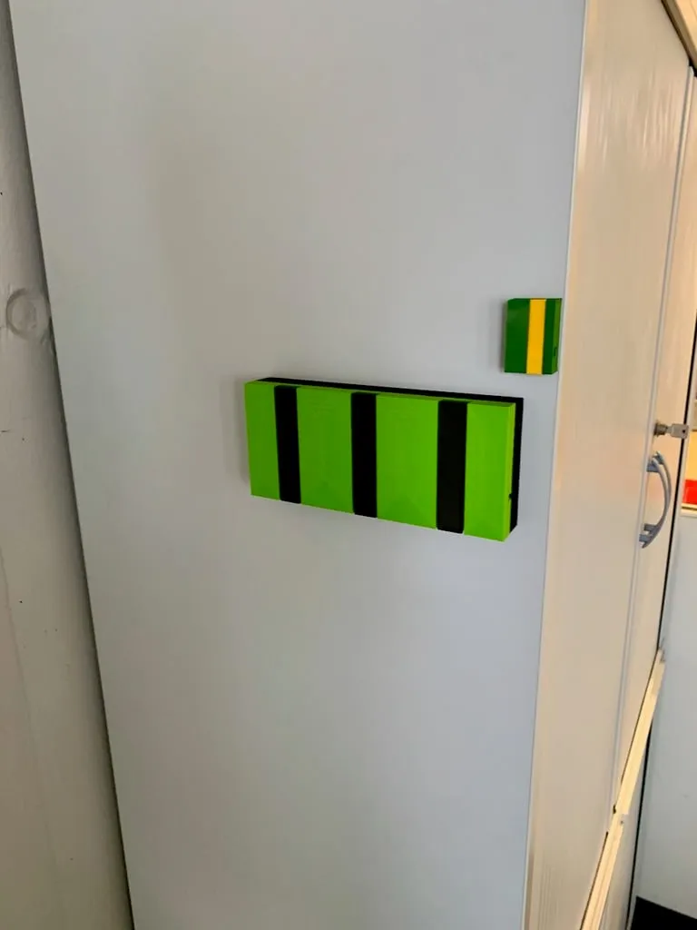 Giá treo áo có lò xo tích hợp cho không gian sống