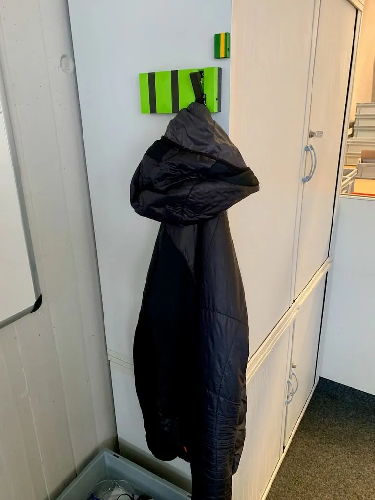 Giá treo áo có lò xo tích hợp cho không gian sống