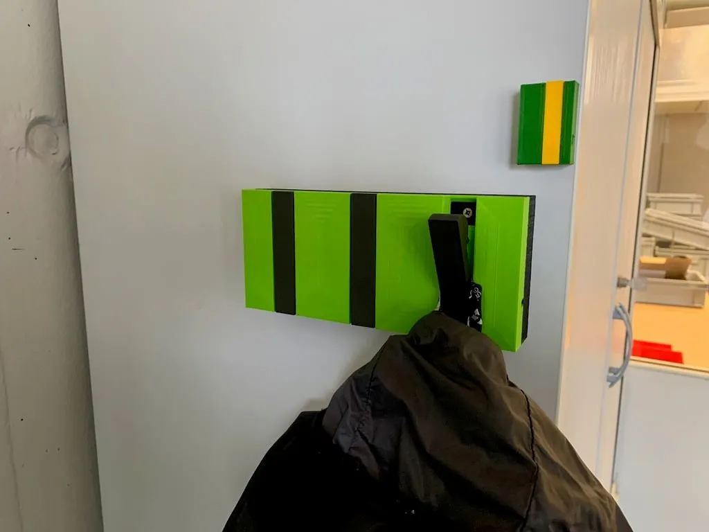 Giá treo áo có lò xo tích hợp cho không gian sống