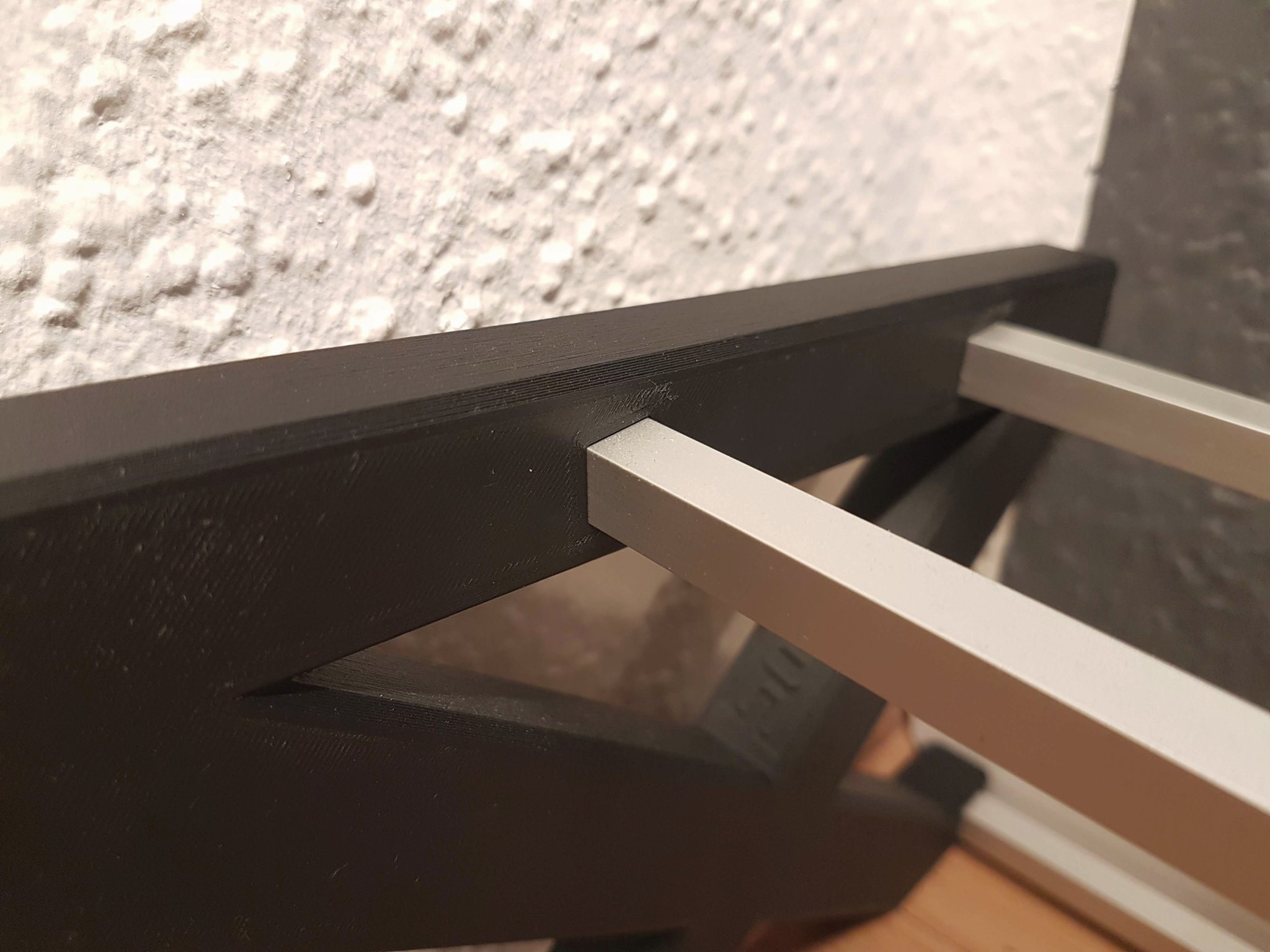 Giá để giày đơn giản với các phần bên hông bằng ống vuôn...