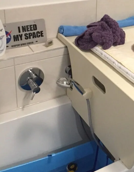 Giá đỡ cho đầu vòi sen trong phòng tắm