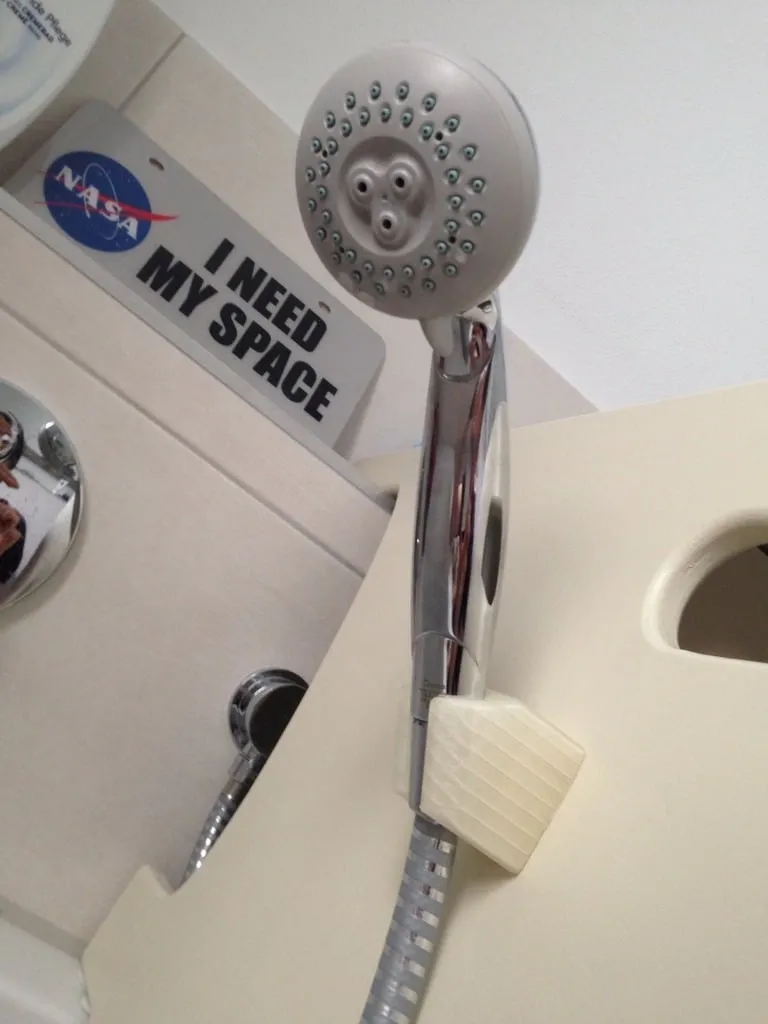 Giá đỡ cho đầu vòi sen trong phòng tắm