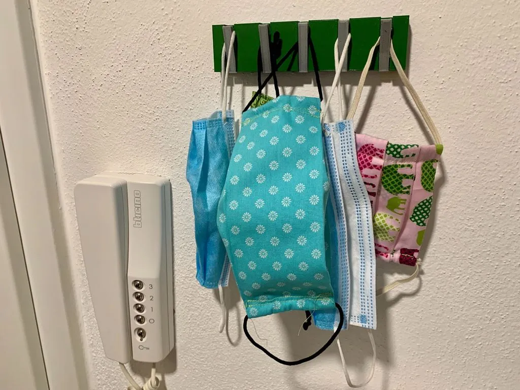 Giá treo khẩu trang có lò xo cho cửa ra vào