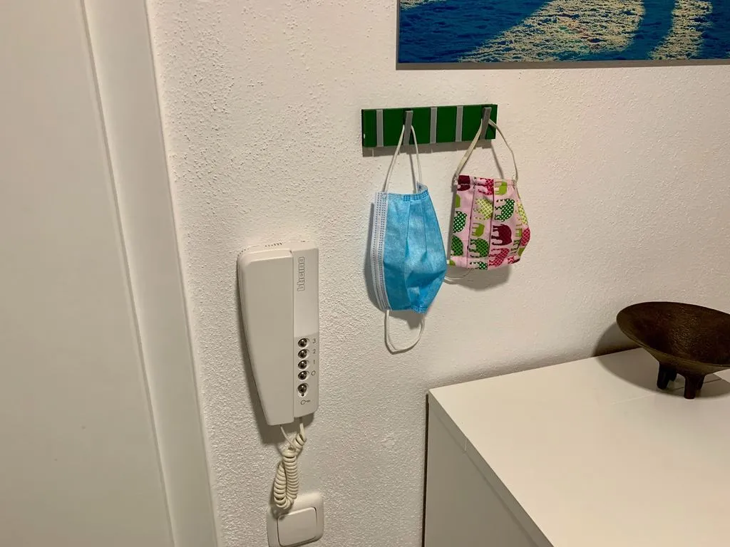 Giá treo khẩu trang có lò xo cho cửa ra vào