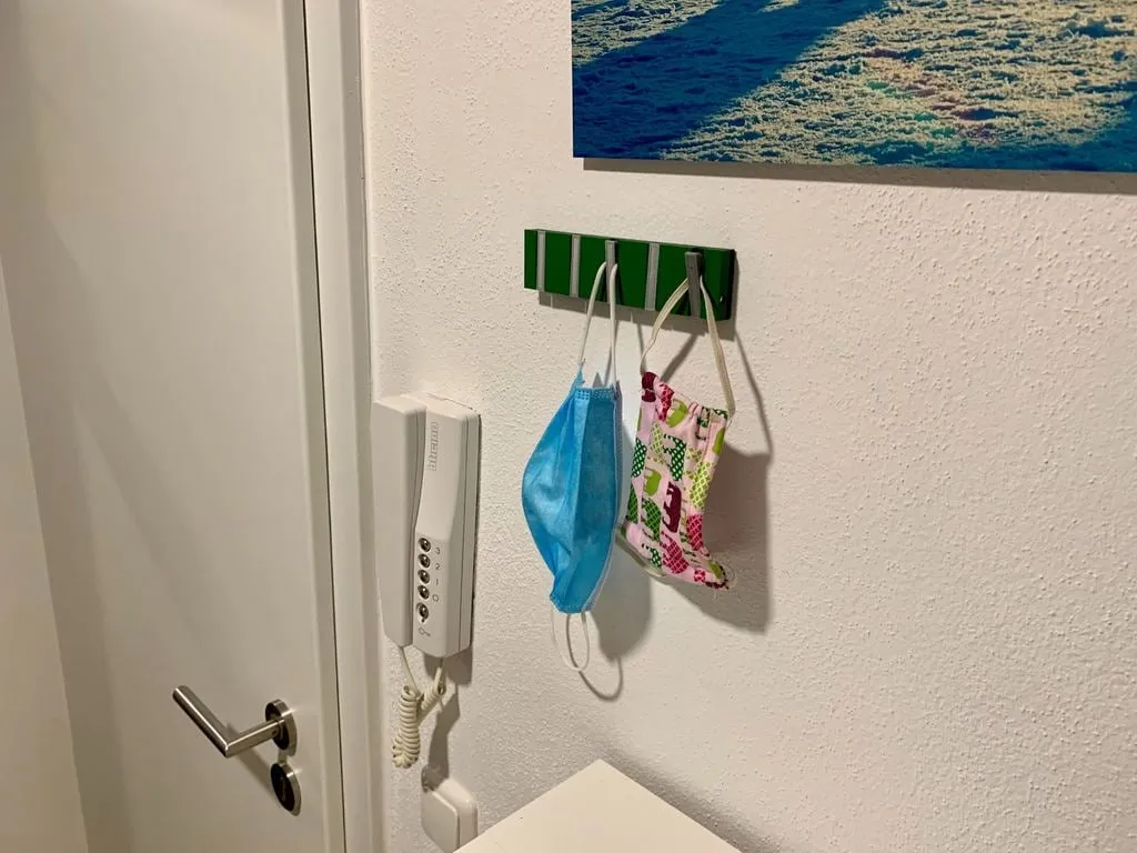 Giá treo khẩu trang có lò xo cho cửa ra vào