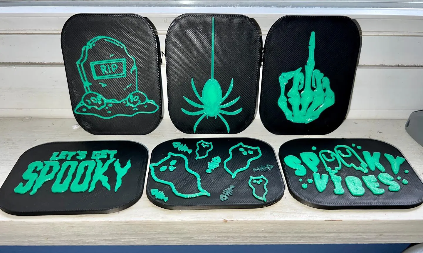 Mẫu thiết kế ma quái cho nam châm và bảng hiệu