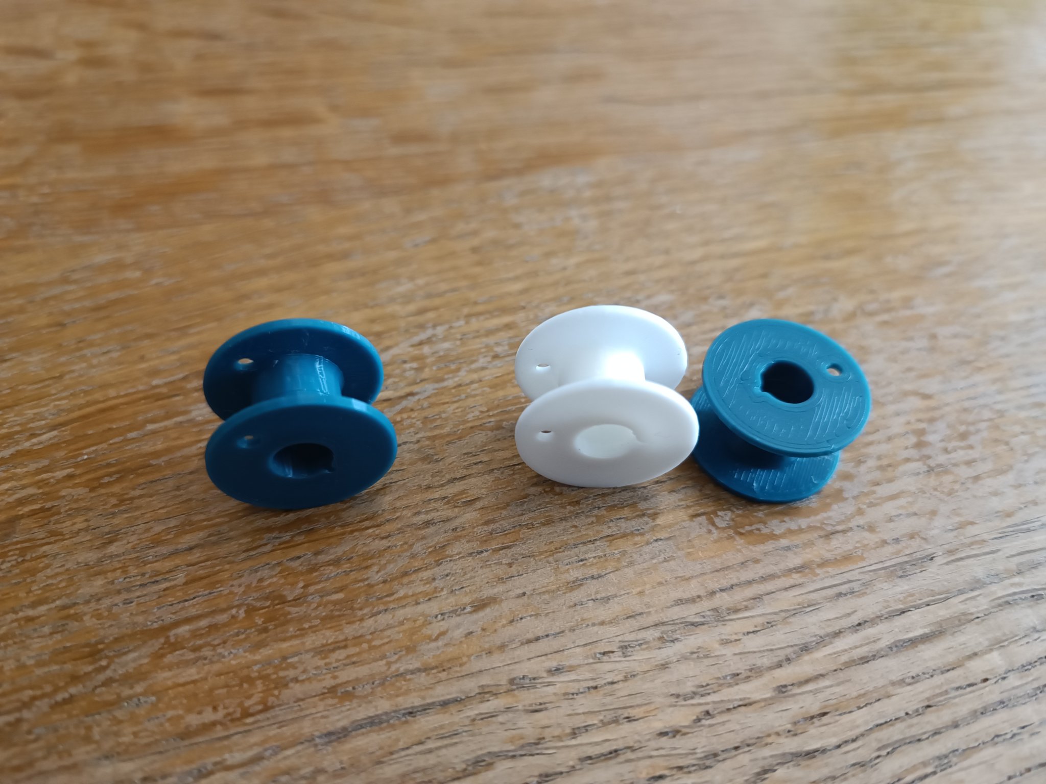 Cuộn chỉ may với kết nối tenon độc đáo