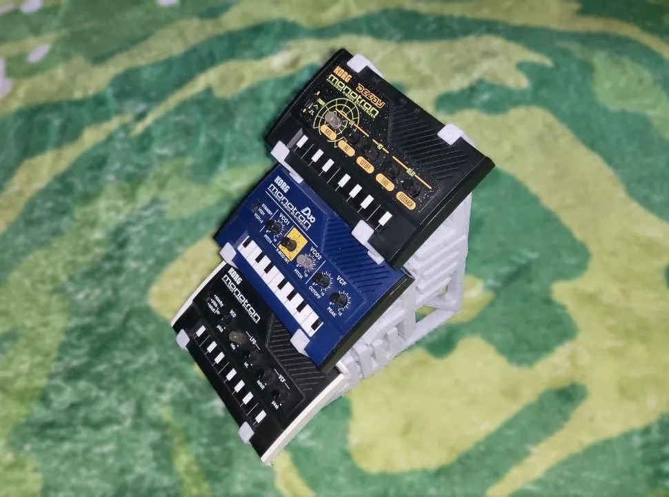 Giá đỡ cho ba synthesizer trong gia đình Monotron