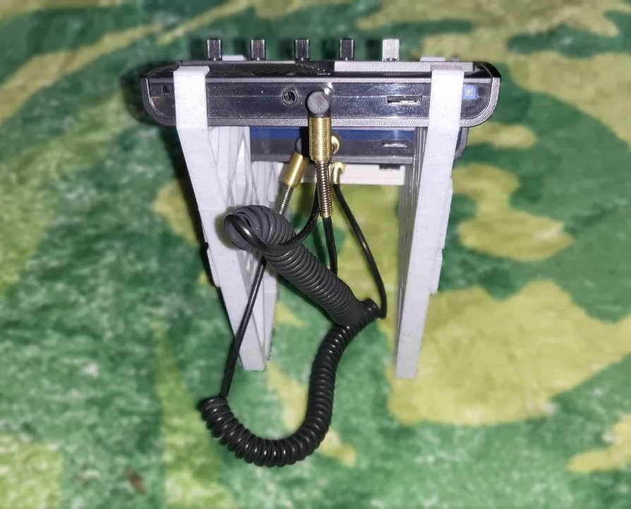 Giá đỡ cho ba synthesizer trong gia đình Monotron