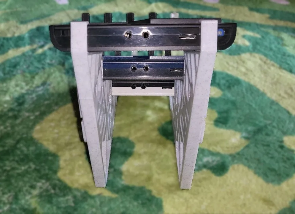 Giá đỡ cho ba synthesizer trong gia đình Monotron