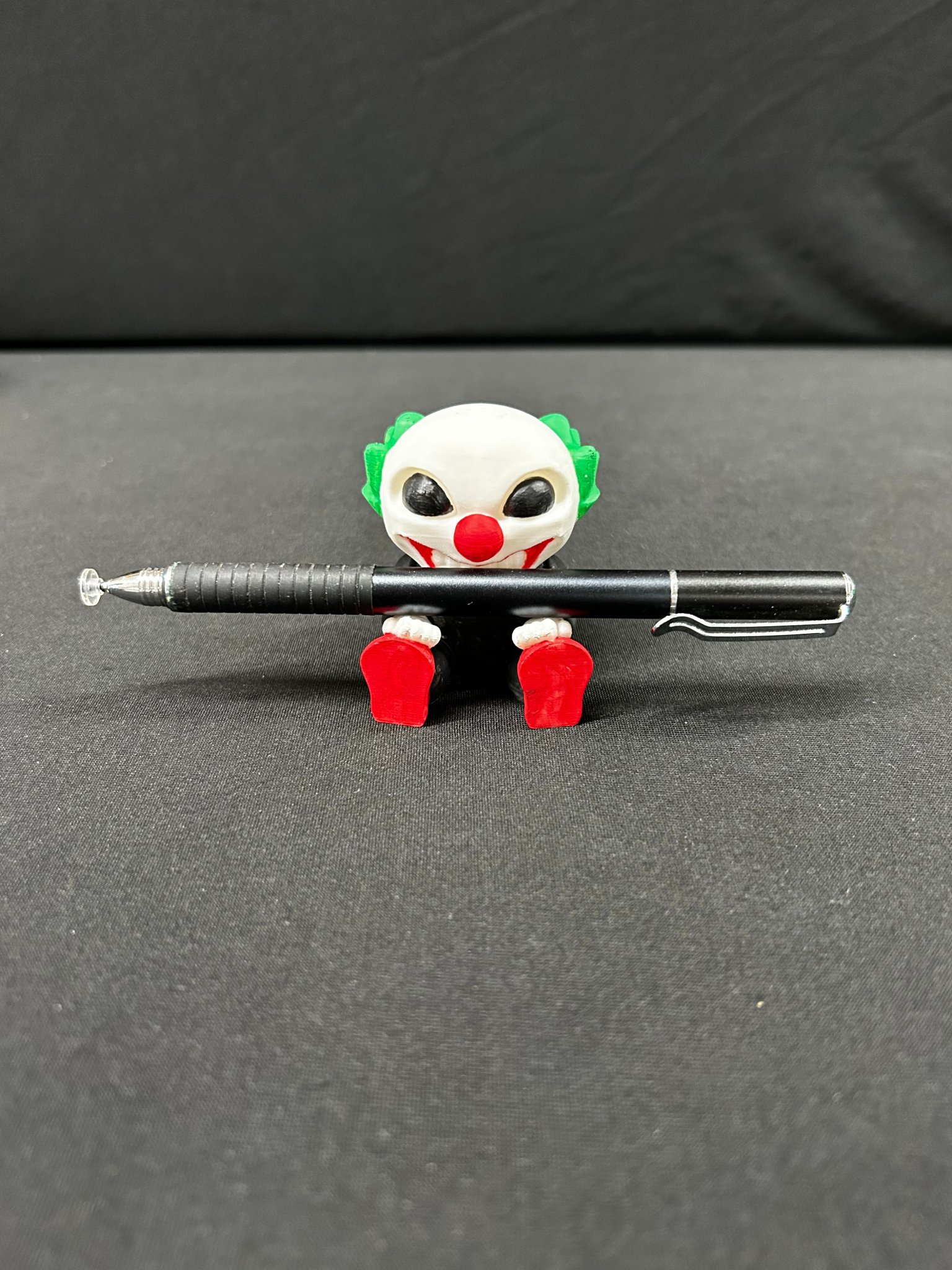 Nhân vật hề đáng yêu giữ bút của bạn