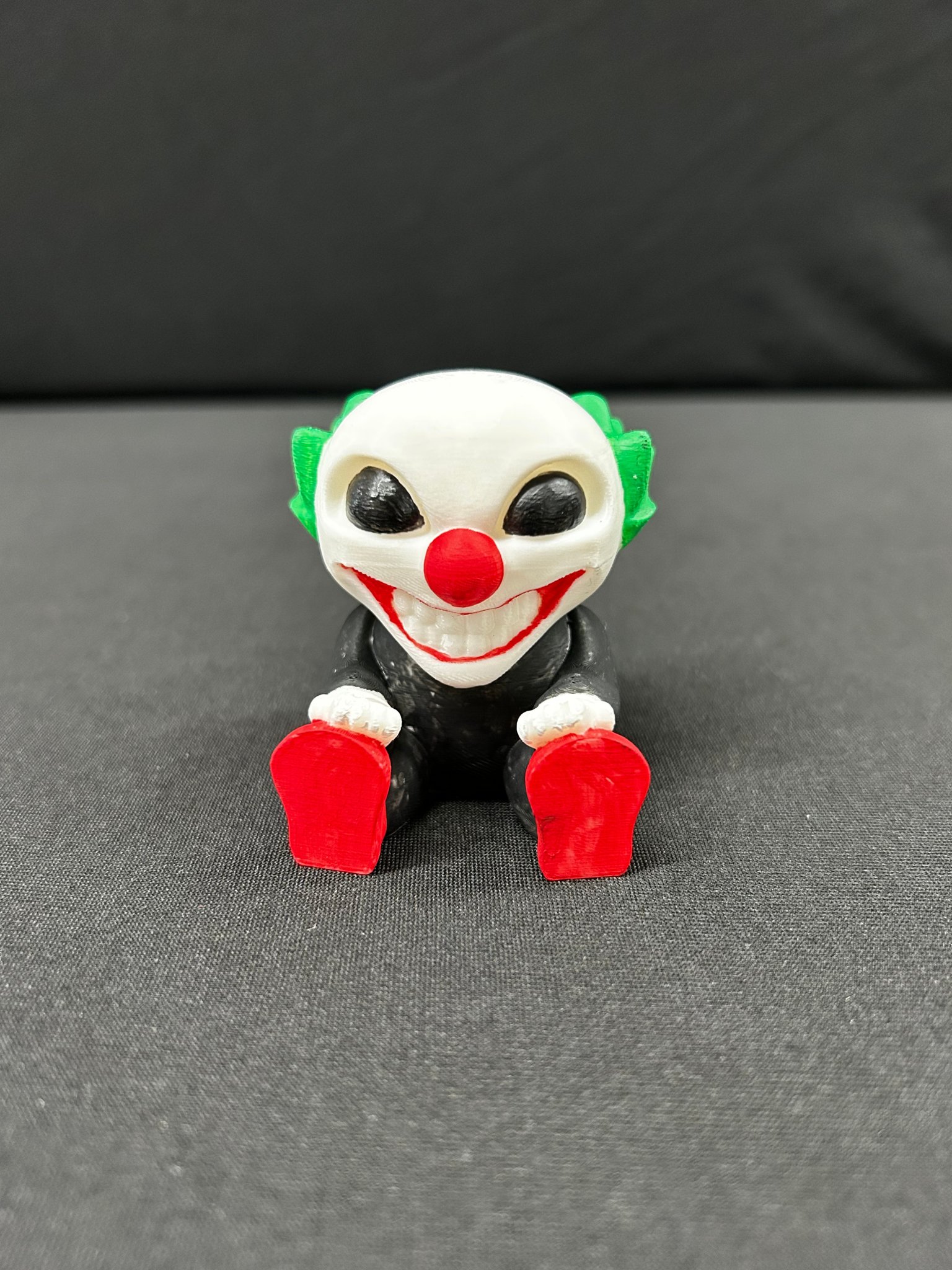 Nhân vật hề đáng yêu giữ bút của bạn