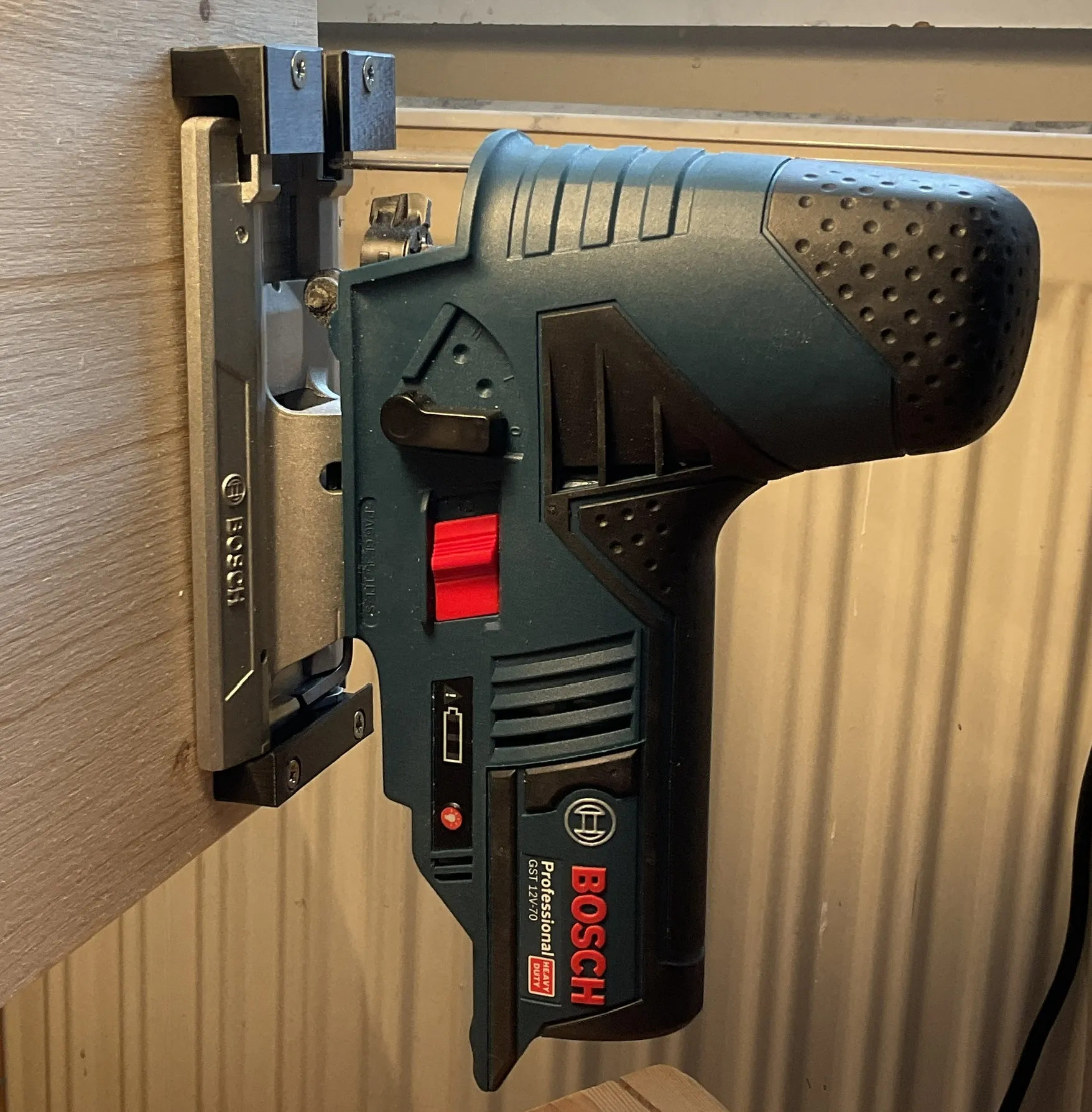 Giá đỡ tường cho máy cưa lọng Bosch GST 12V-70