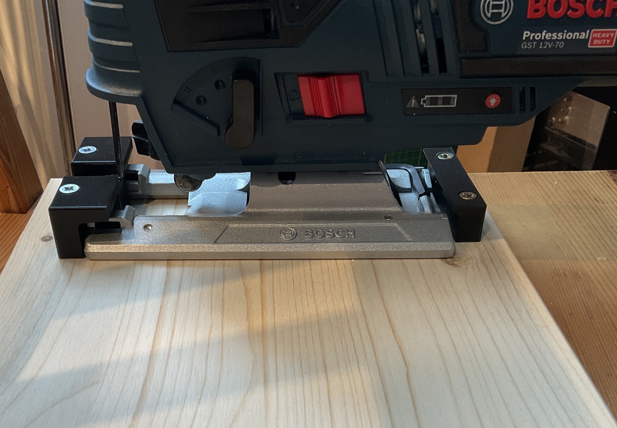 Giá đỡ tường cho máy cưa lọng Bosch GST 12V-70