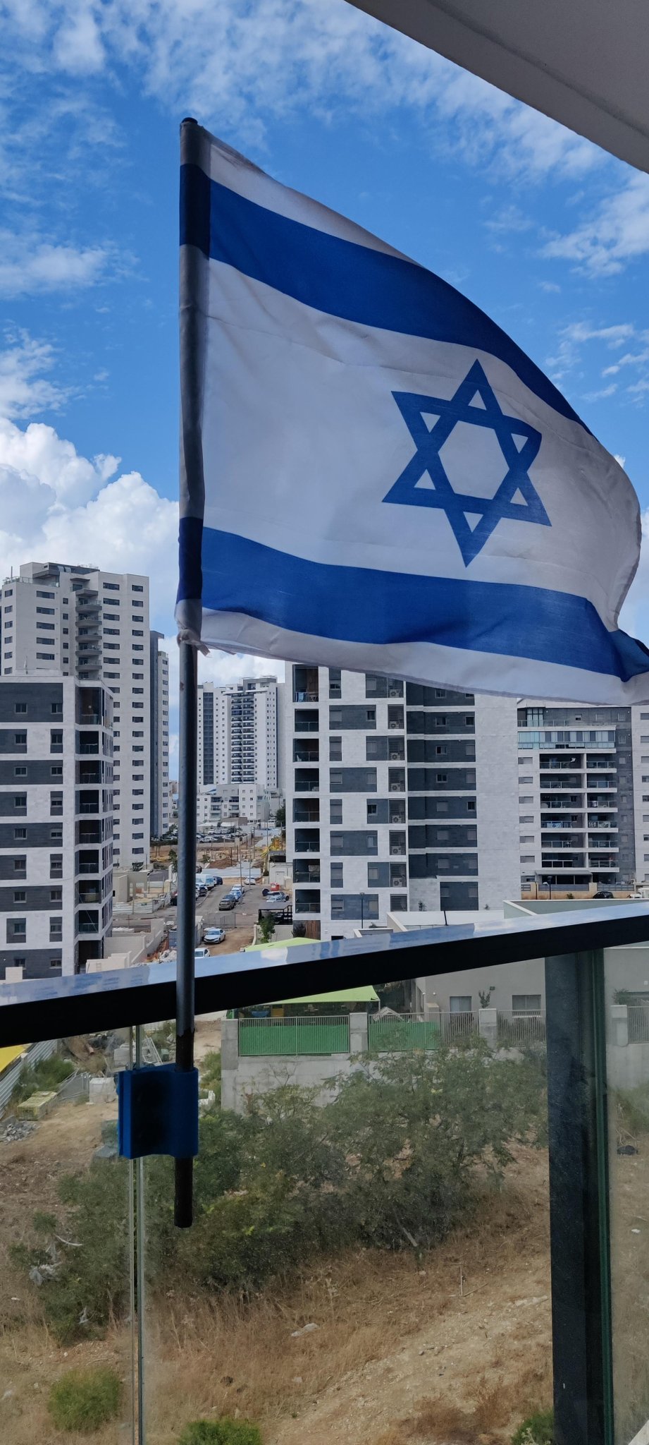 Giá đỡ cờ gắn trên kính ban công