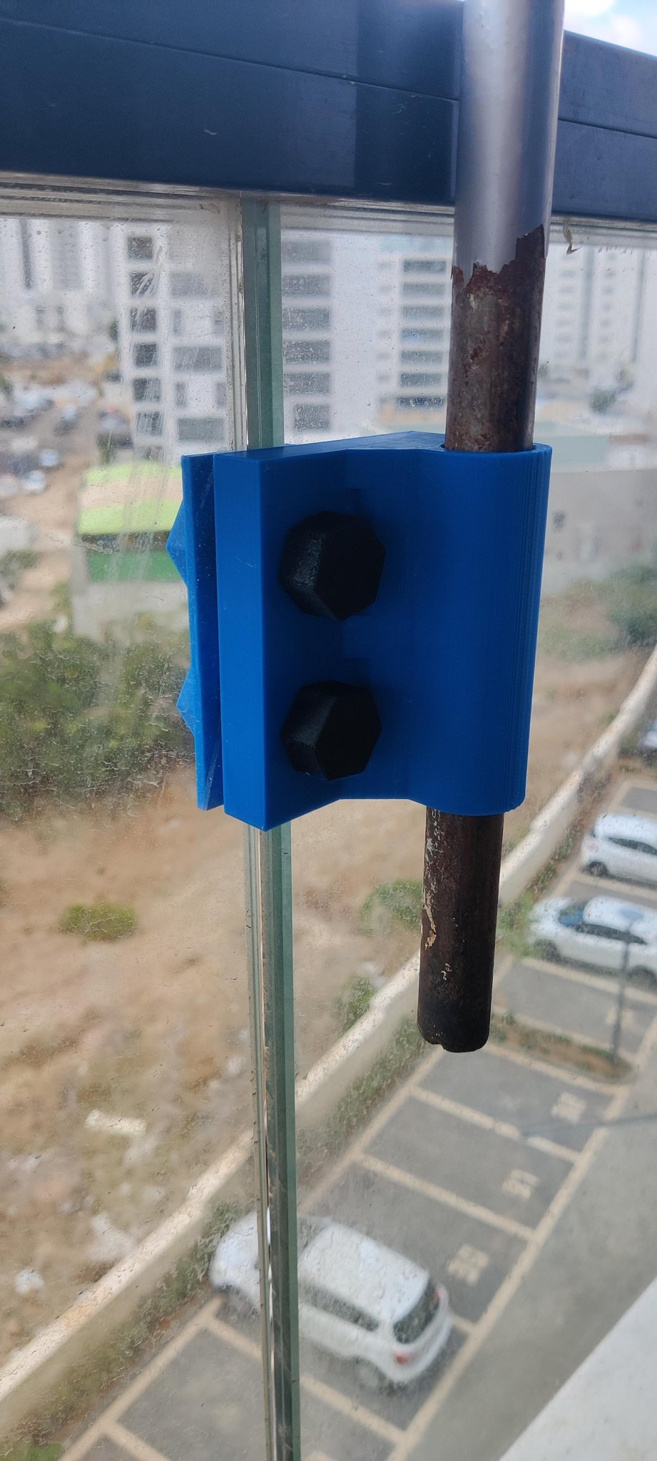 Giá đỡ cờ gắn trên kính ban công