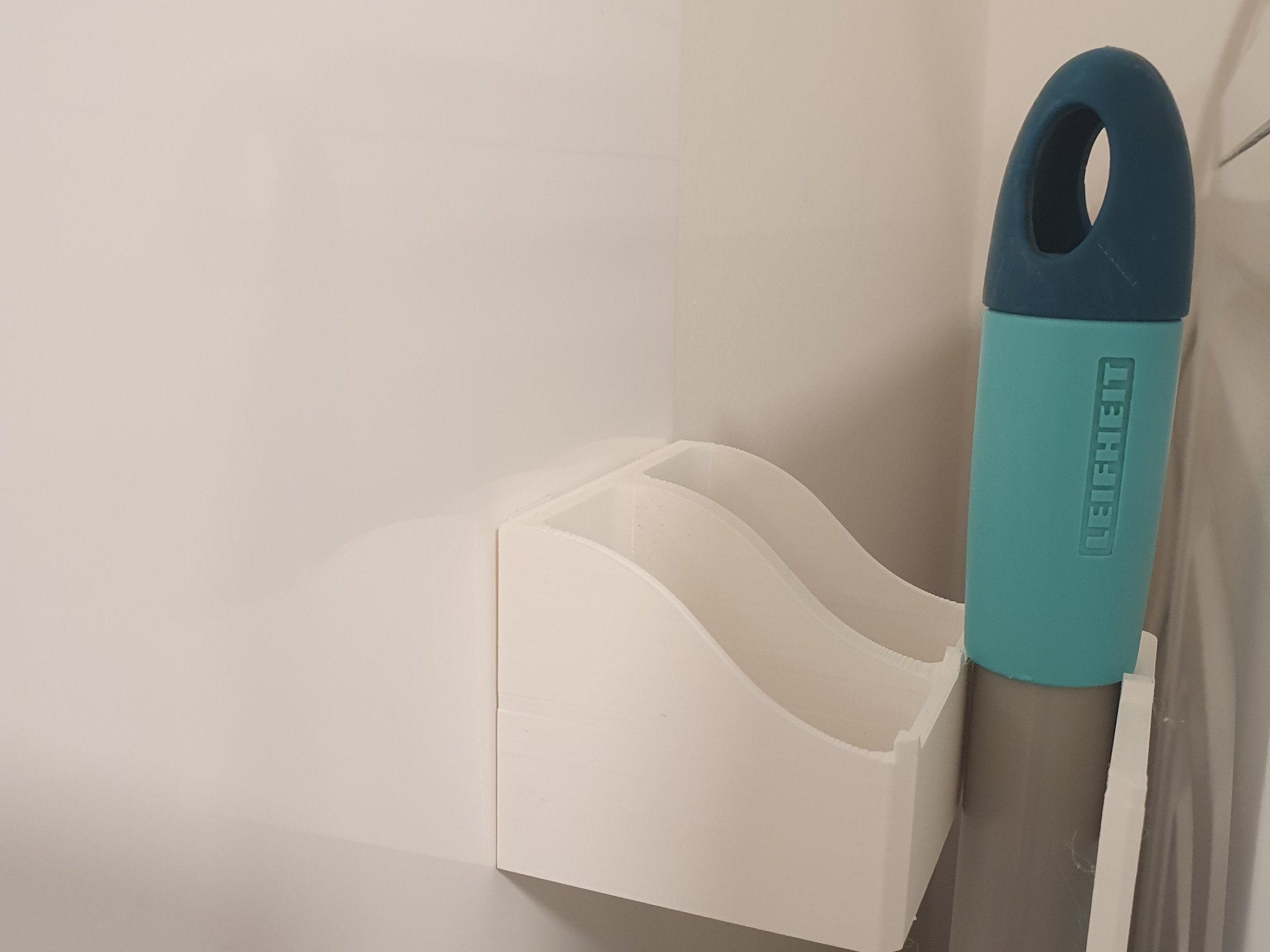 Giá đỡ cho 2 cây gậy Leifheit trong không gian hẹp