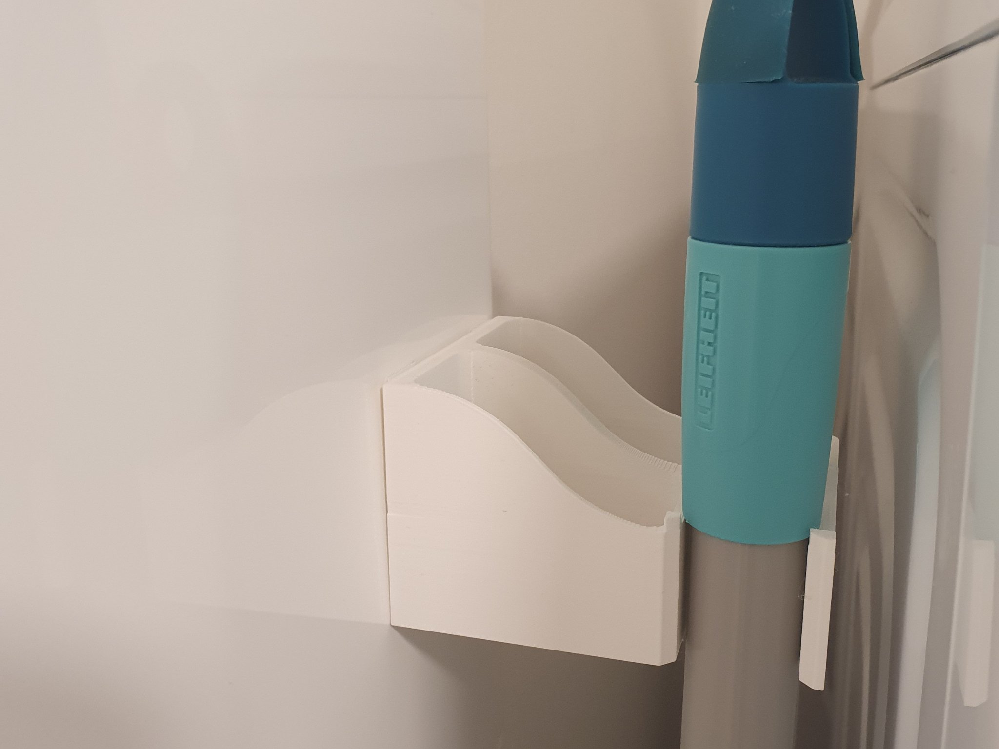 Giá đỡ cho 2 cây gậy Leifheit trong không gian hẹp