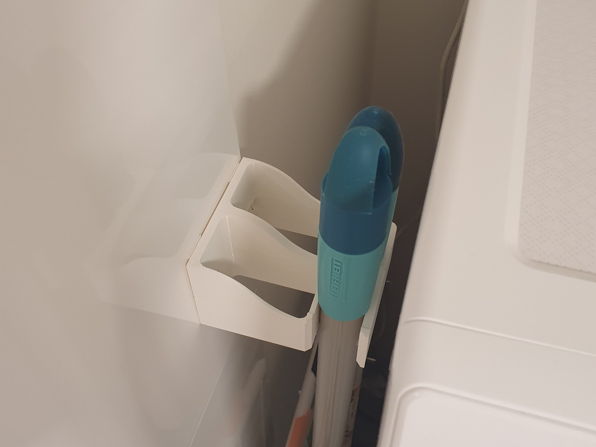 Giá đỡ cho 2 cây gậy Leifheit trong không gian hẹp