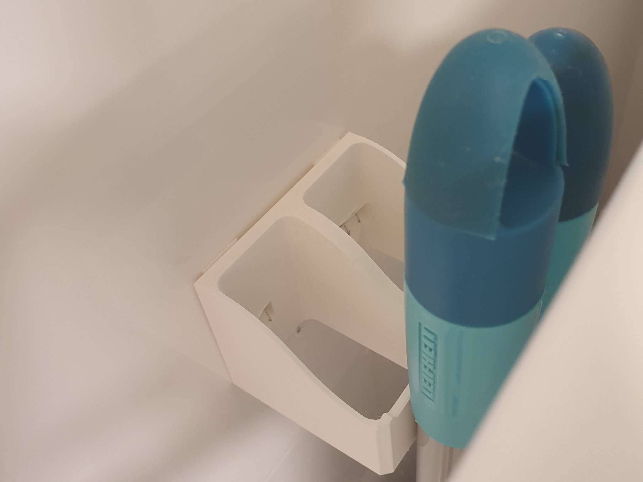 Giá đỡ cho 2 cây gậy Leifheit trong không gian hẹp