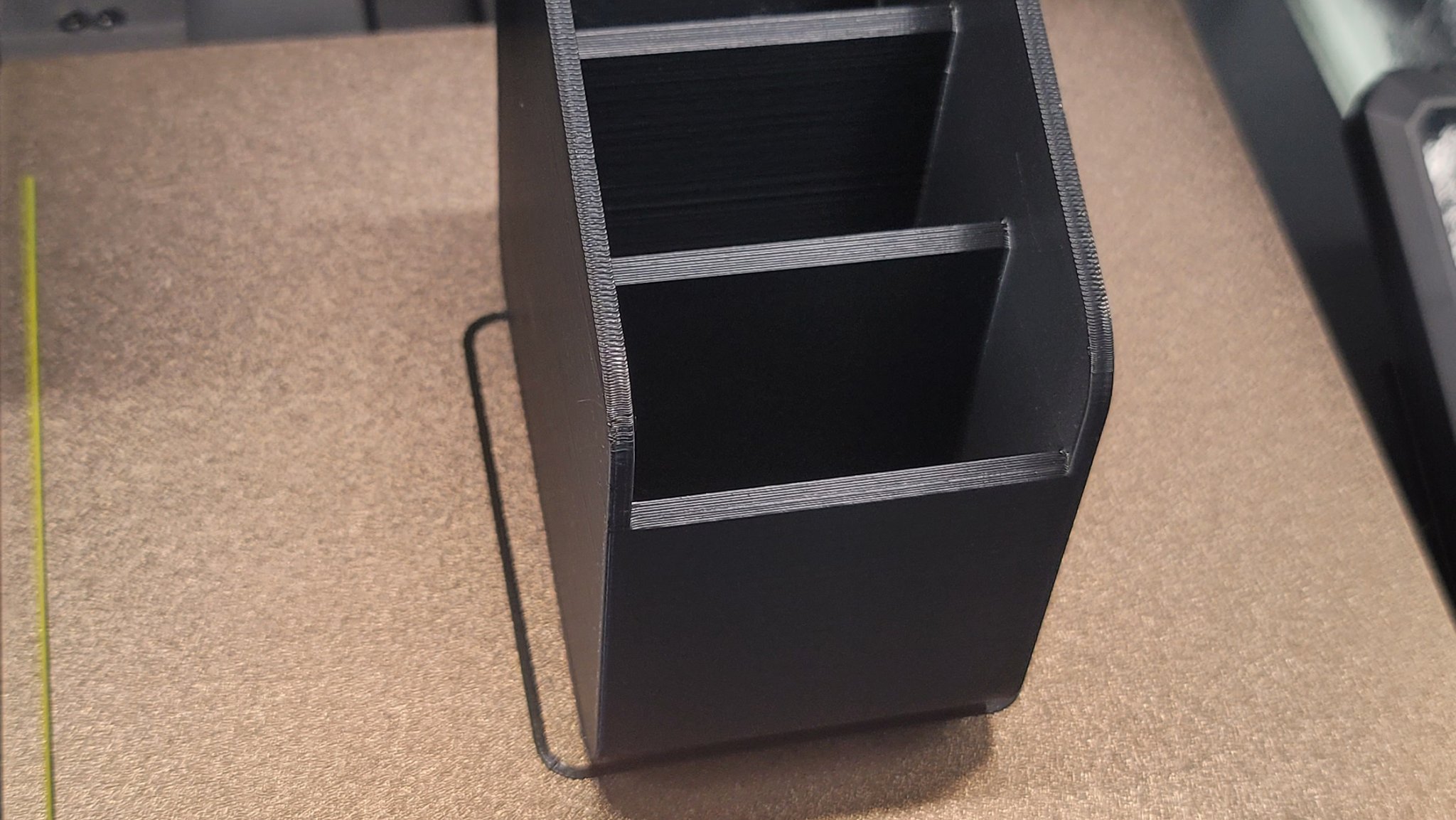 Giá đỡ điều khiển từ xa với ba ngăn lưu trữ