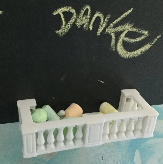 Ban công phong cách Baroque để đựng phấn viết bảng