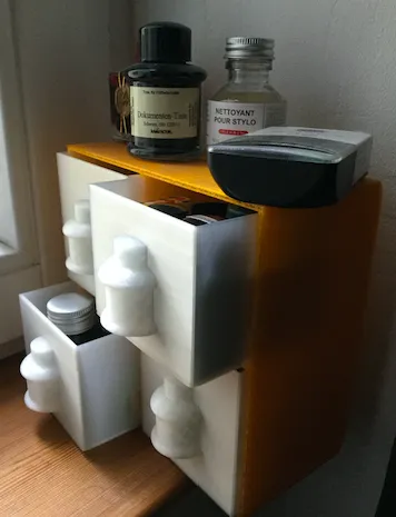 Tủ đựng bình mực nhỏ gọn cho nghệ thuật và thiết kế