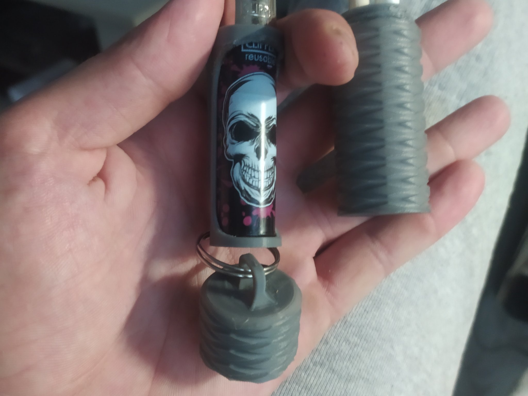 **Móc khóa đựng 4 điếu thuốc lá tự cuốn**