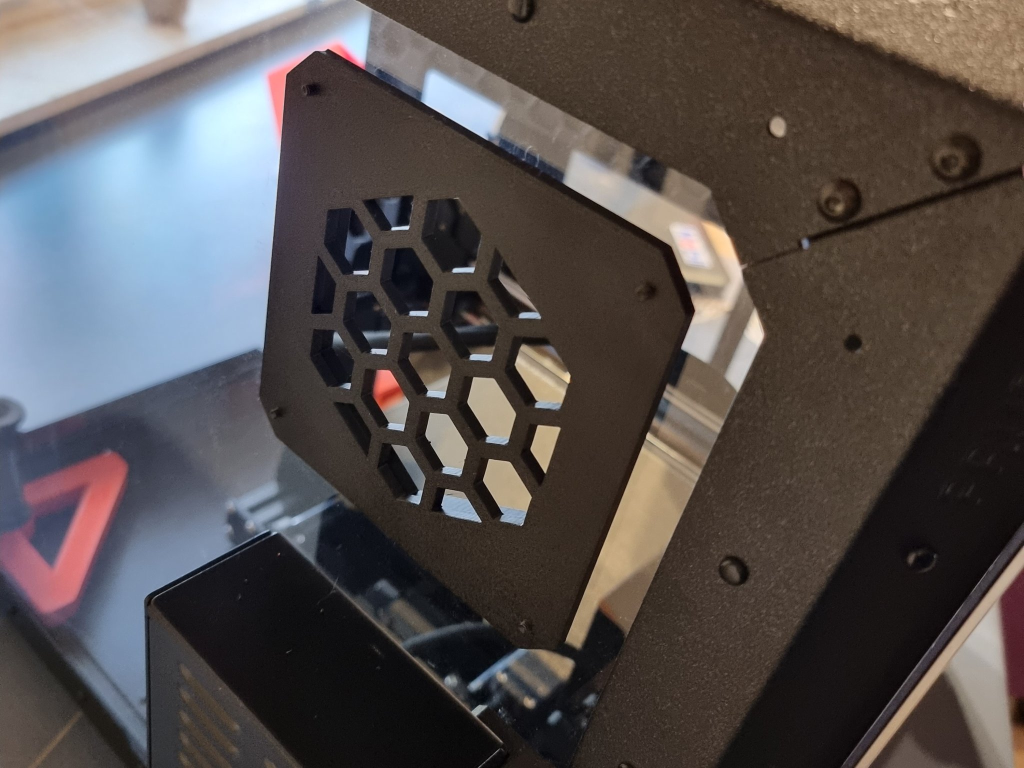 Vỏ máy Prusa với lưới thông gió ở phía sau