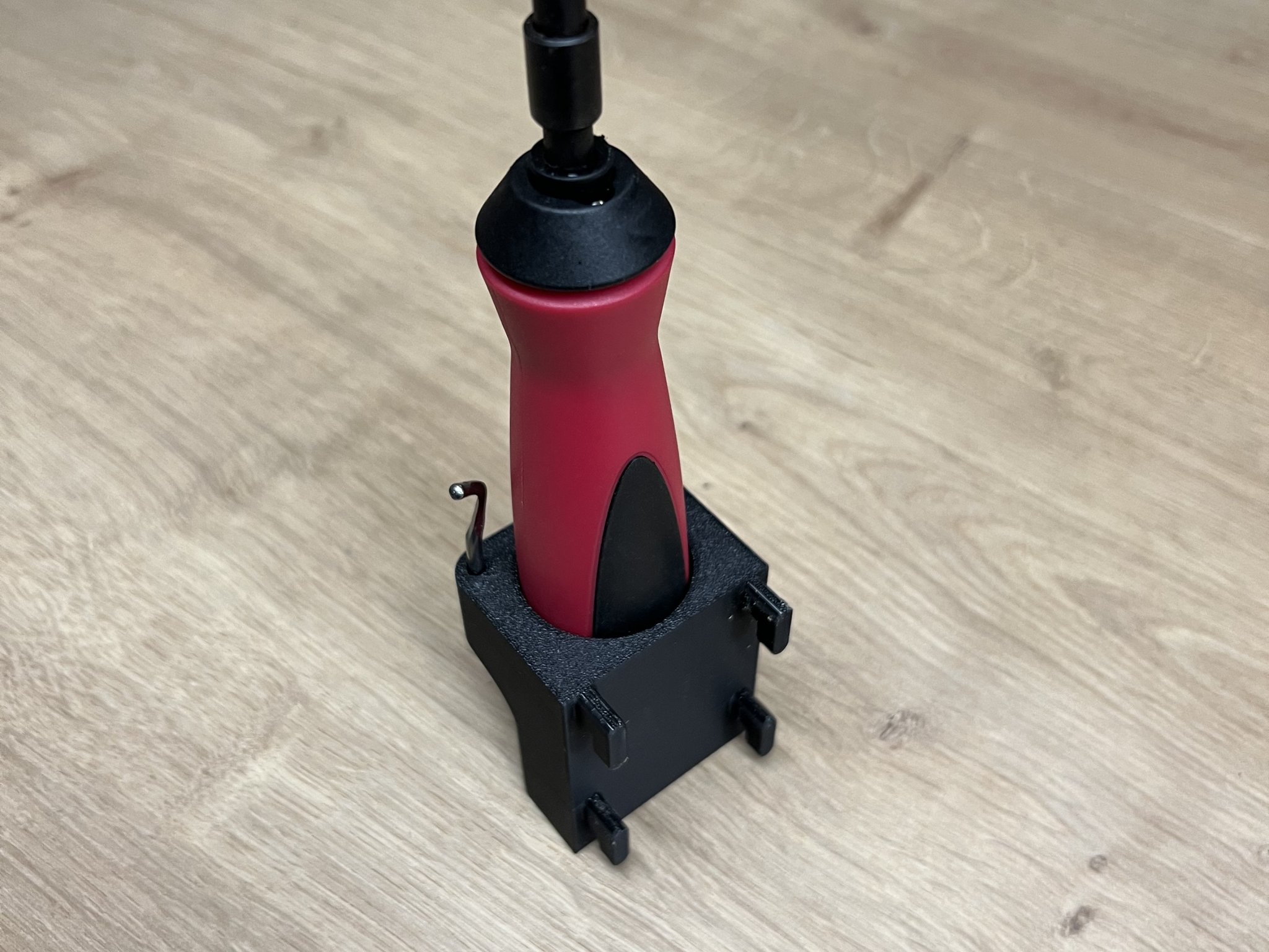 Giá đỡ IKEA Skadis cho công cụ làm sạch Ruko