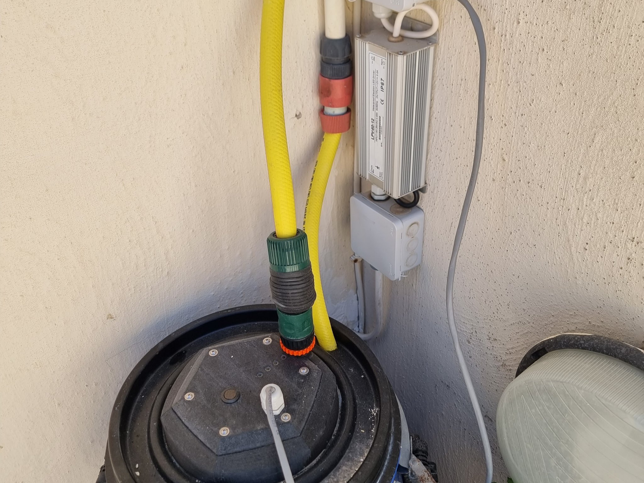 Vỏ điện tử bơm nước điều khiển ESP32 cho DIY