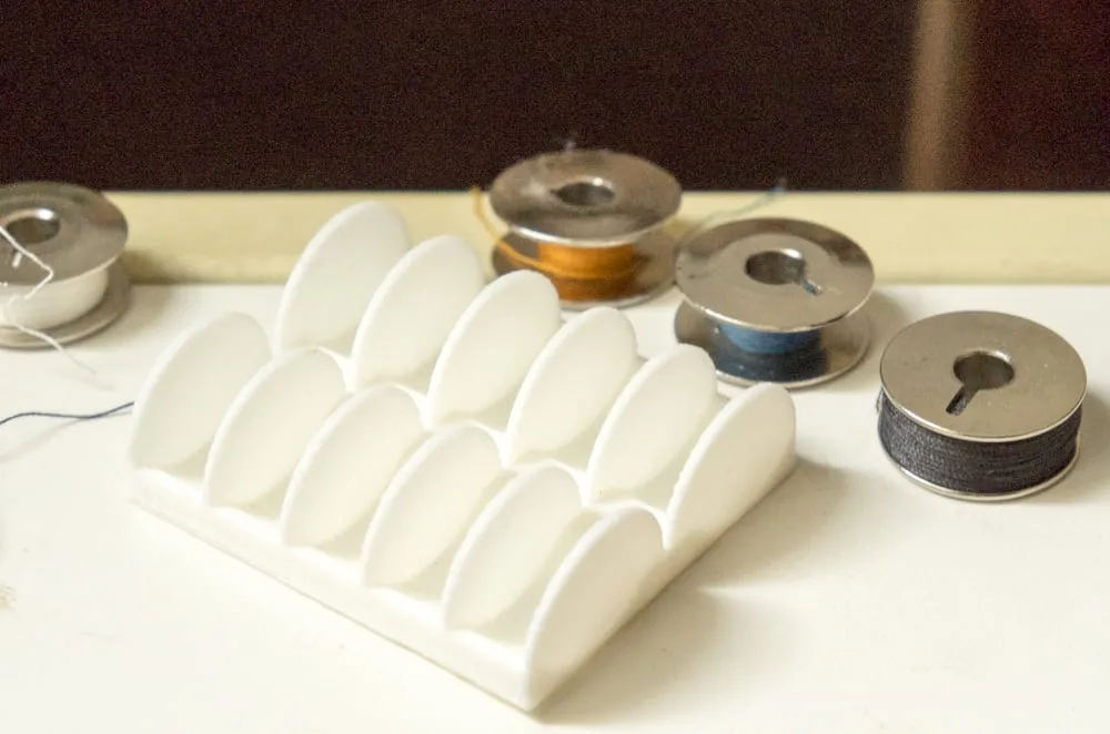 Giá đỡ cuộn chỉ tối giản cho cuộn chỉ 9mm x 22mm