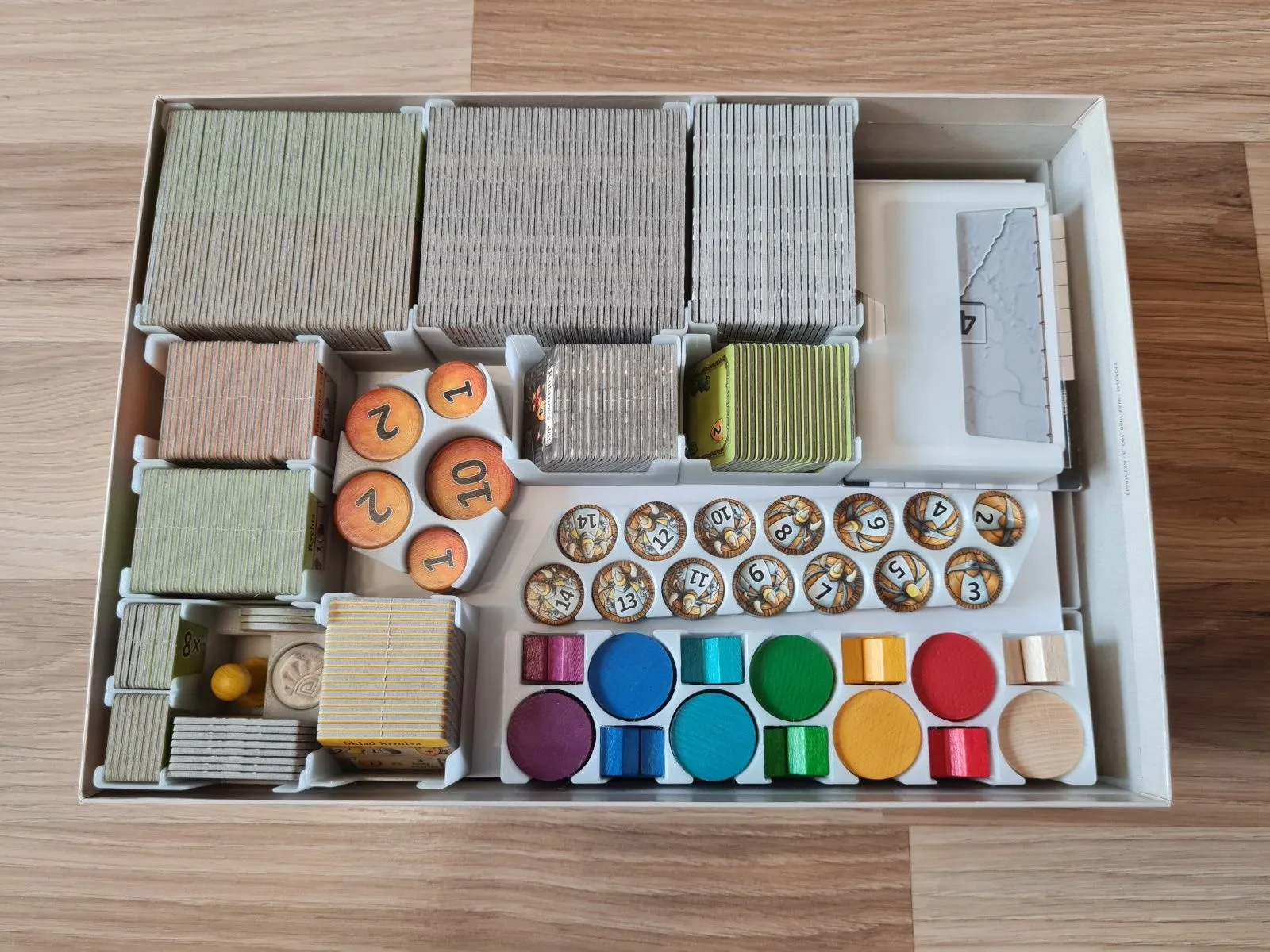 Giá đỡ tổ chức trò chơi Caverna cho các thành phần game