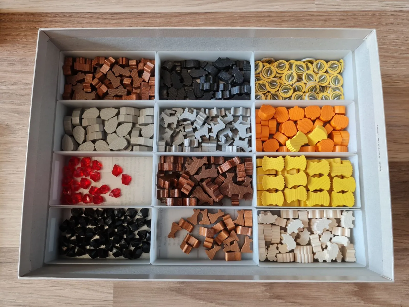 Giá đỡ tổ chức trò chơi Caverna cho các thành phần game