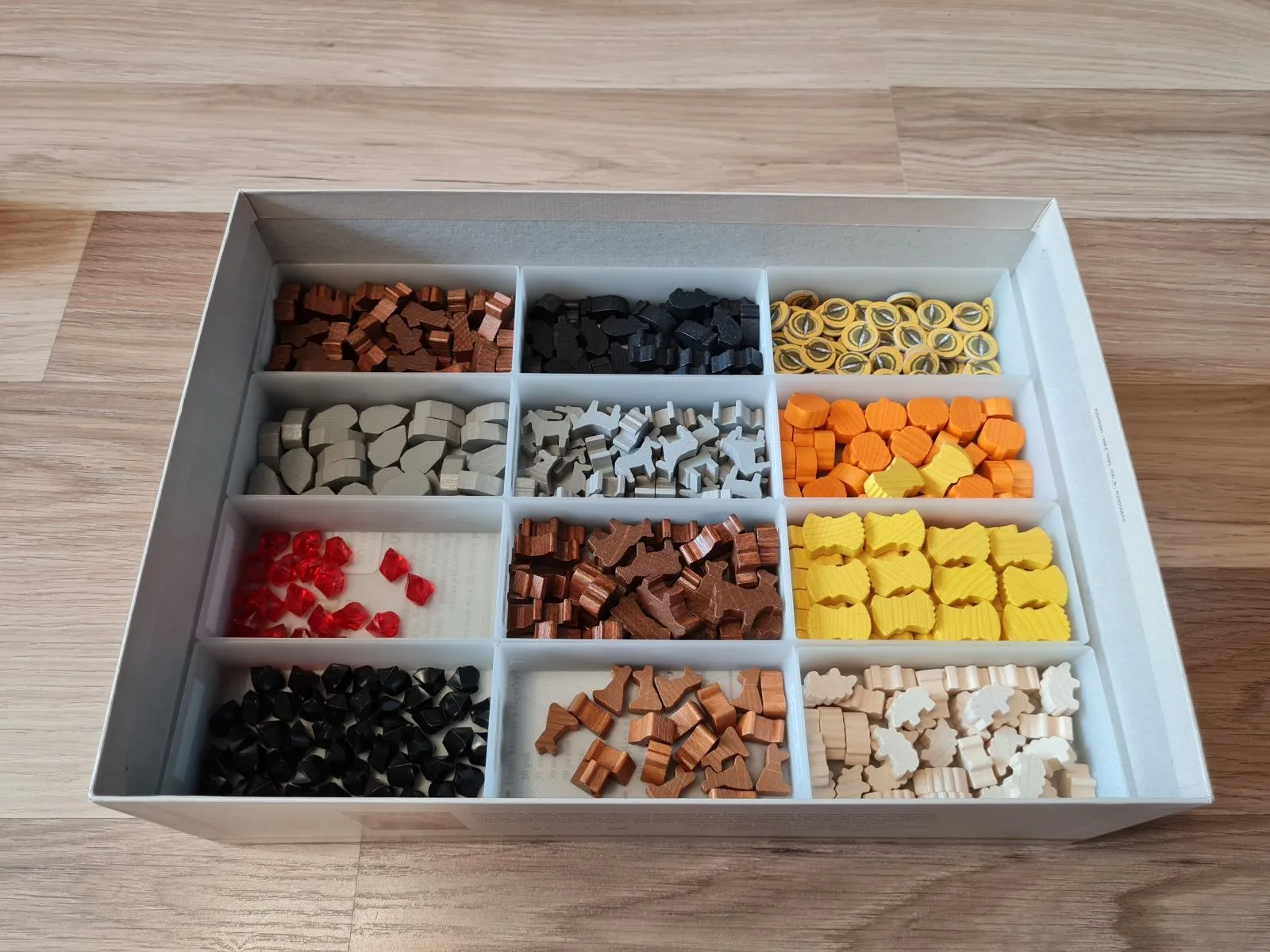 Giá đỡ tổ chức trò chơi Caverna cho các thành phần game