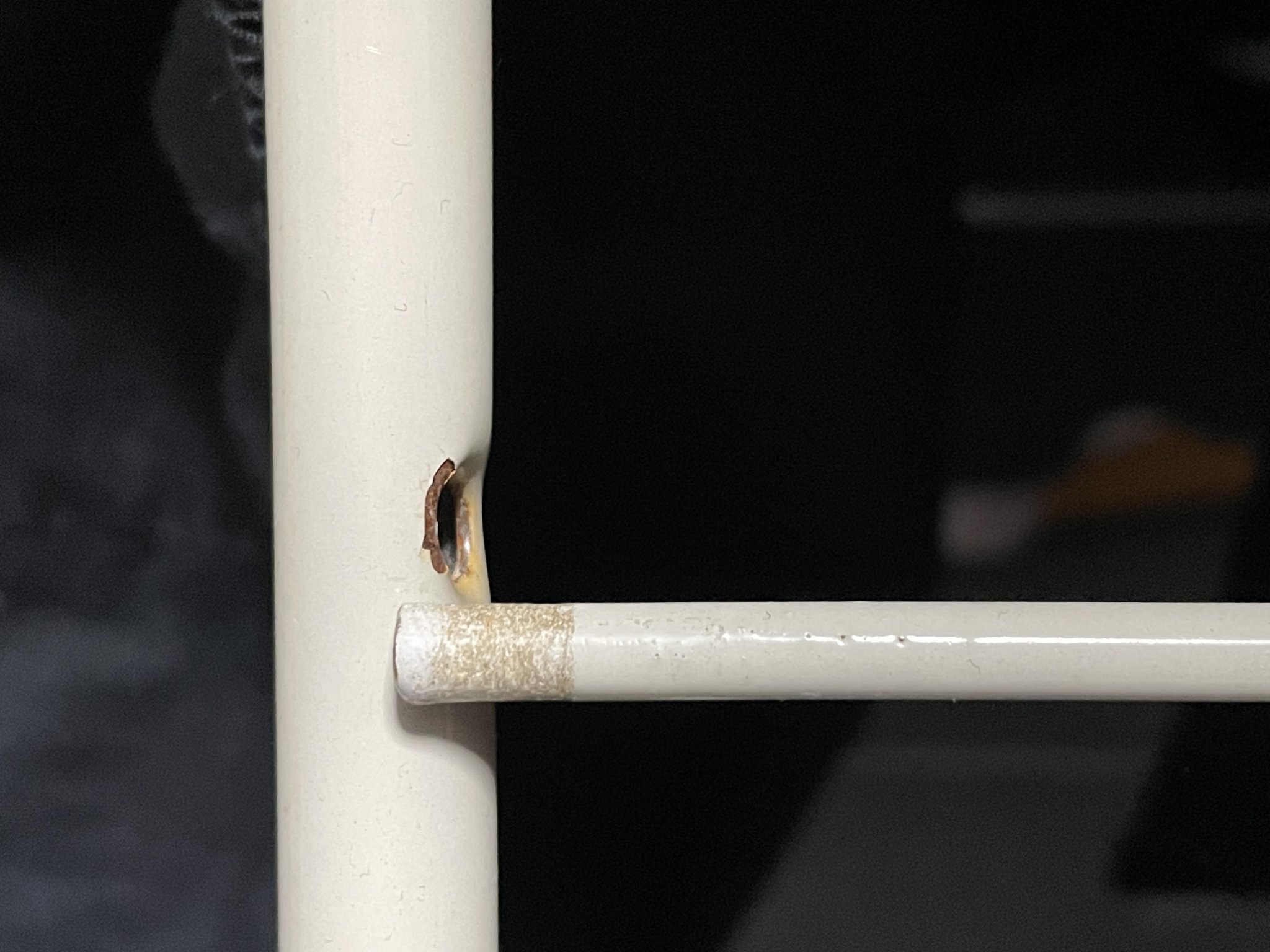 Kẹp giữ thanh phơi đồ không bị rơi ra ngoài