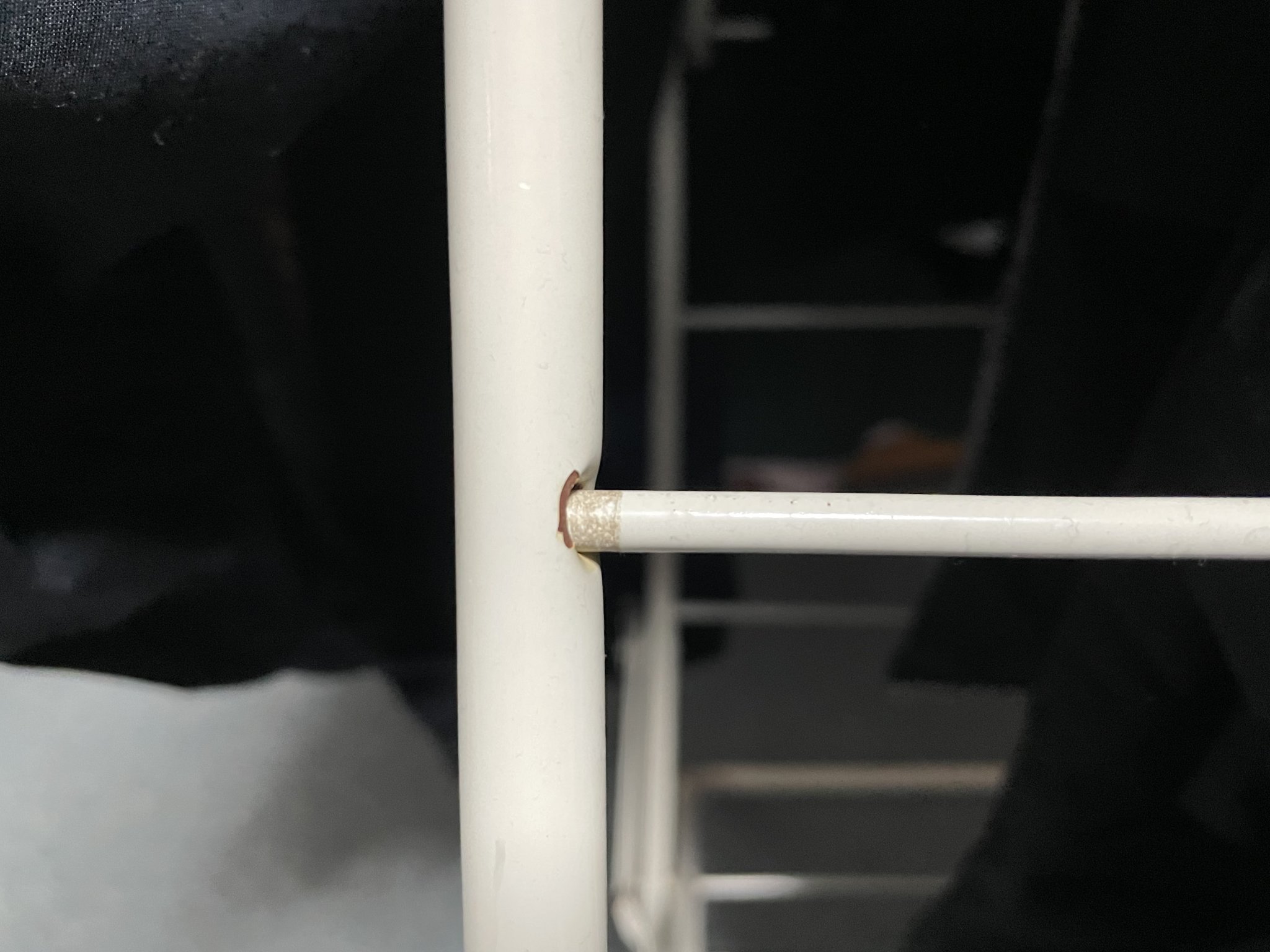 Kẹp giữ thanh phơi đồ không bị rơi ra ngoài