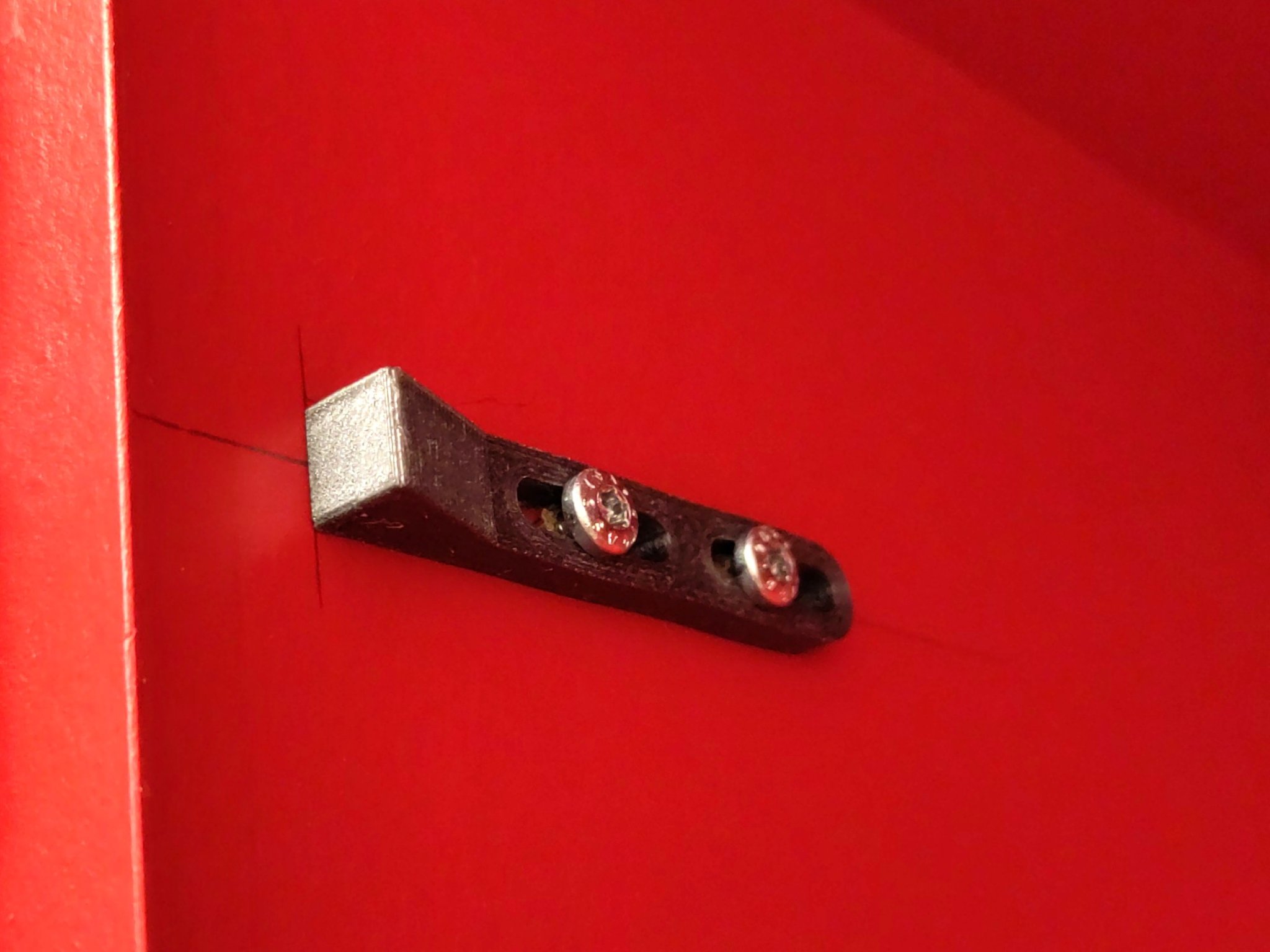 Chặn cửa tủ để giữ cửa thẳng hàng với khung