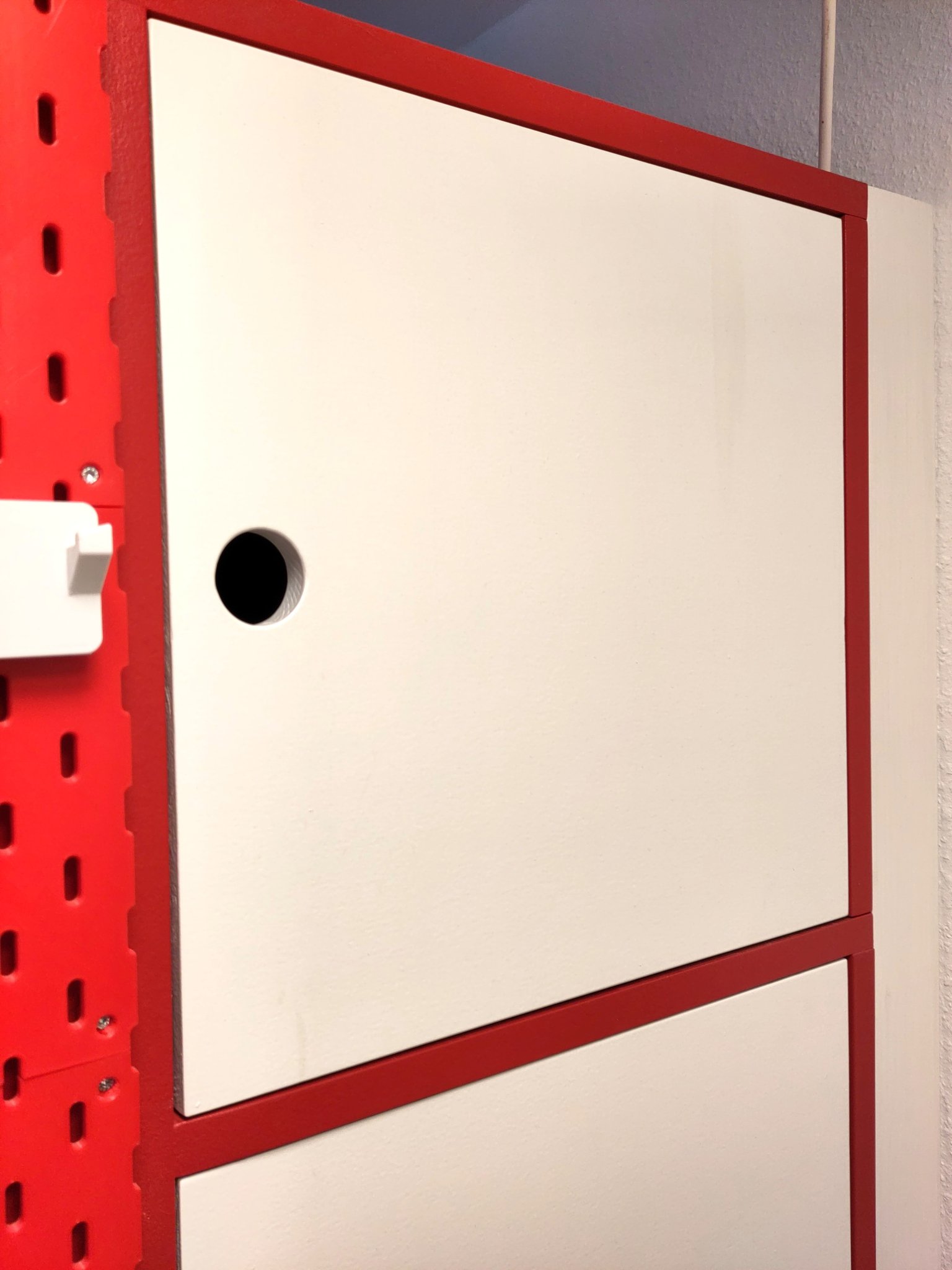 Chặn cửa tủ để giữ cửa thẳng hàng với khung